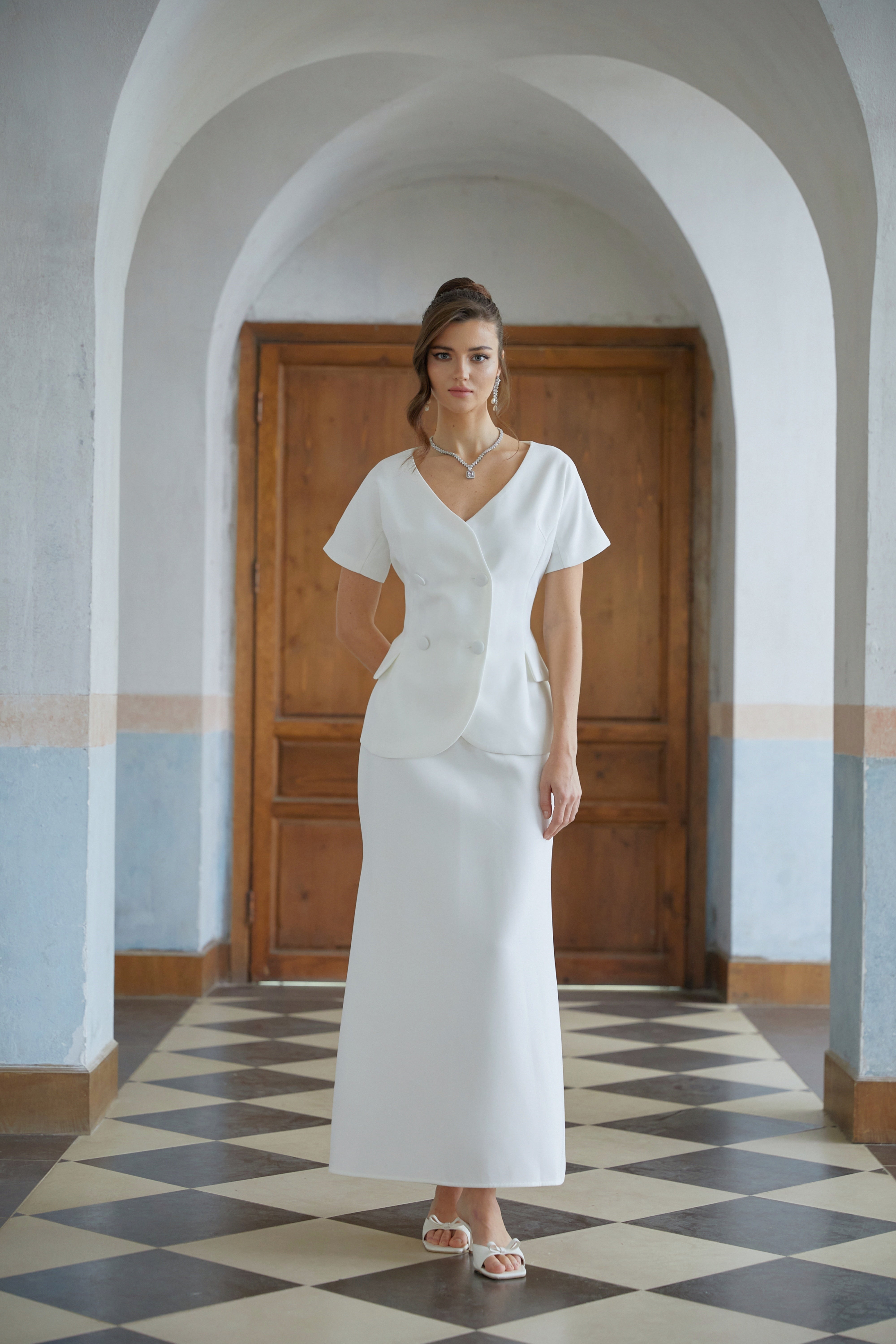 طقم هالسيزي المكون من بلوزة بيضاء مزدوجة الصدر وطوقية واسعة