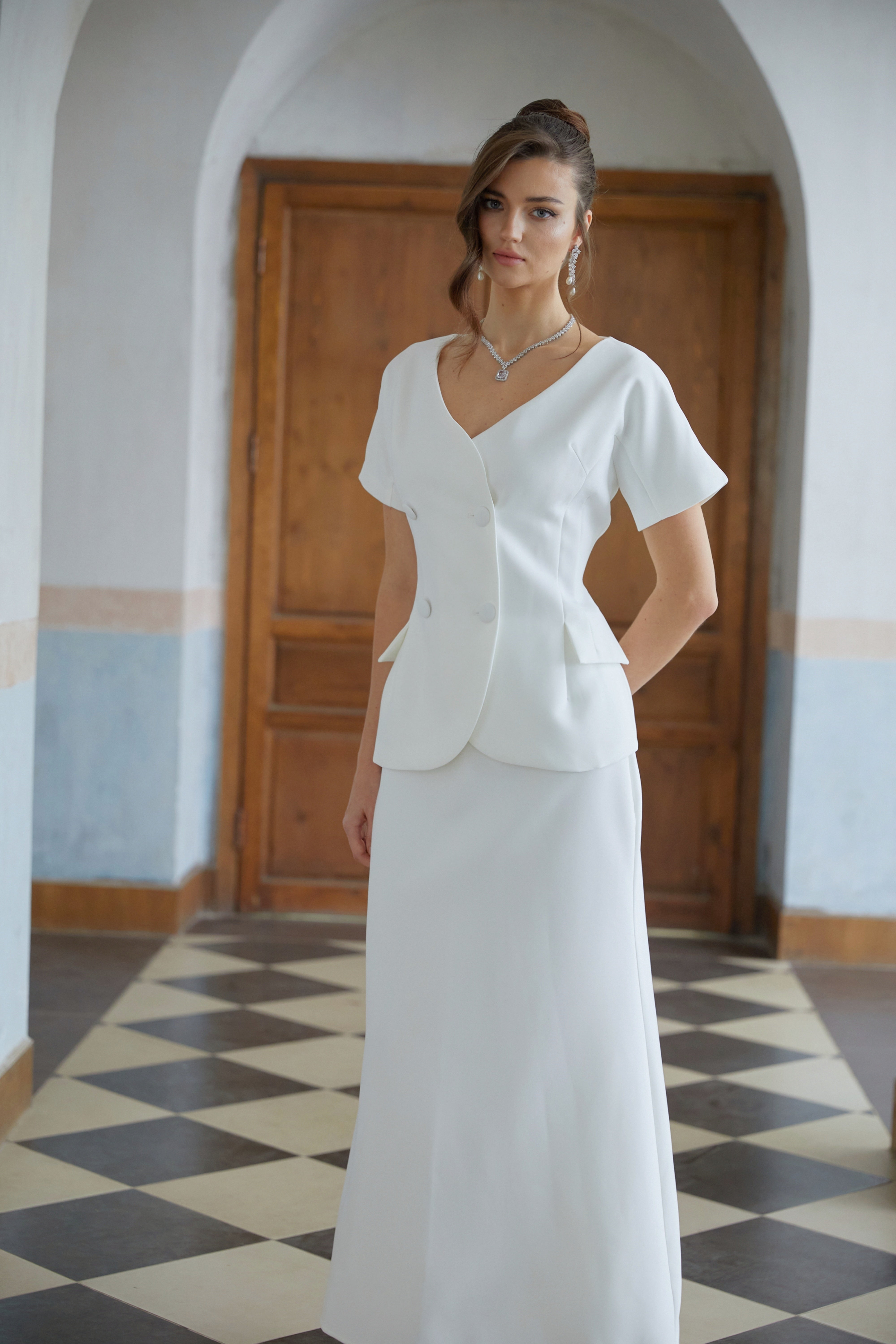 طقم هالسيزي المكون من بلوزة بيضاء مزدوجة الصدر وطوقية واسعة