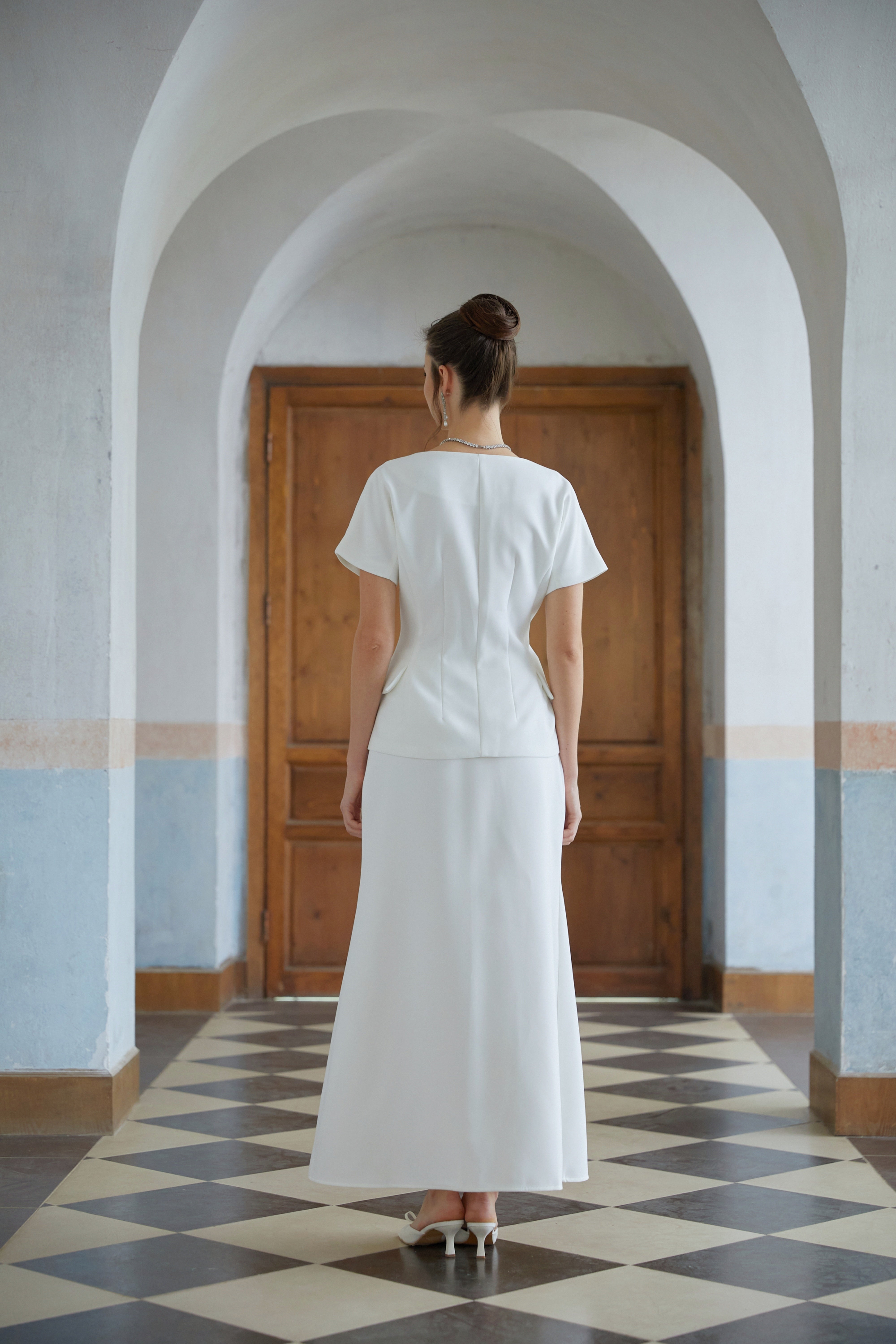 طقم هالسيزي المكون من بلوزة بيضاء مزدوجة الصدر وطوقية واسعة