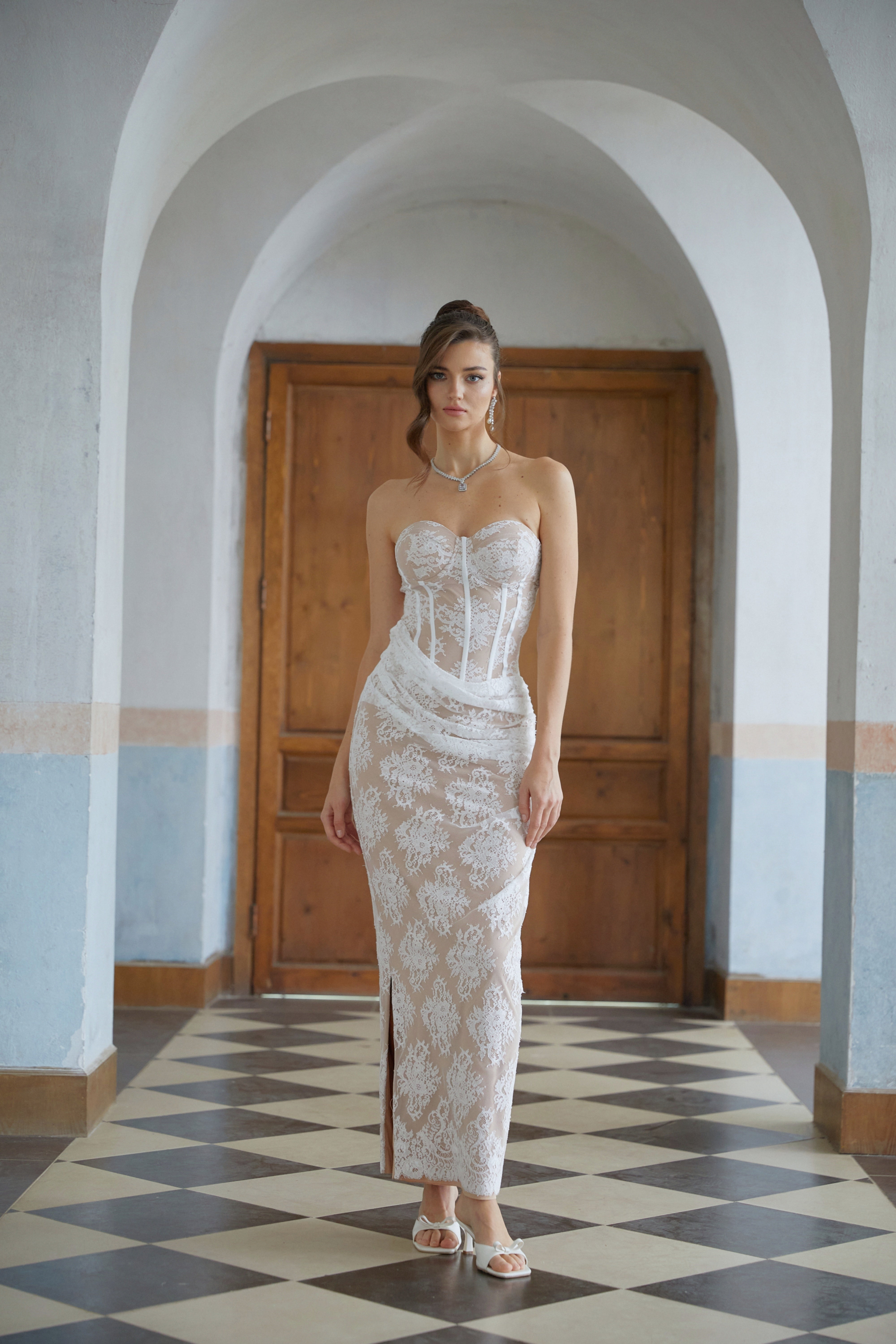 Tyra Weißes Maxikleid mit Korsett aus floraler Spitze