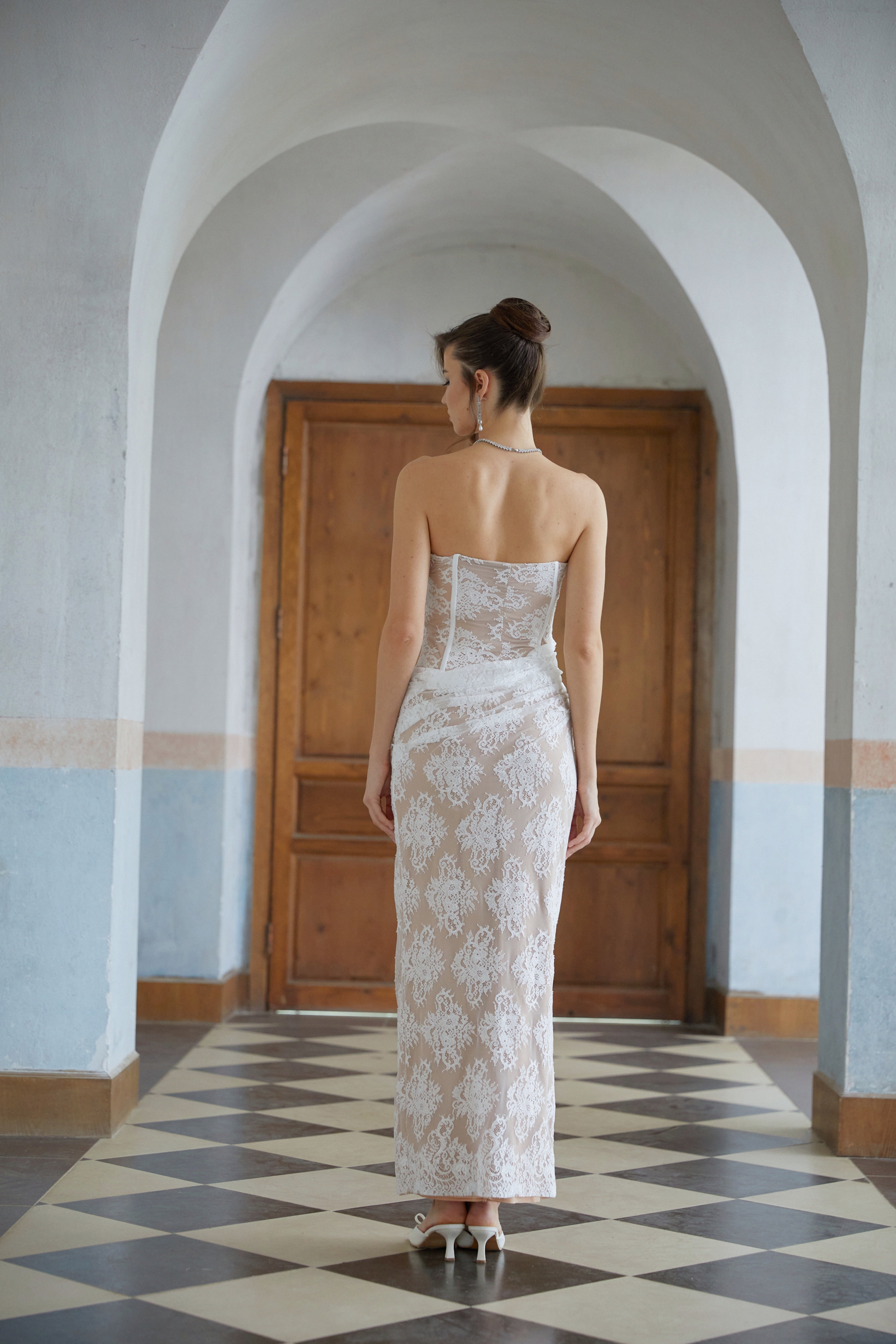 Tyra Weißes Maxikleid mit Korsett aus floraler Spitze