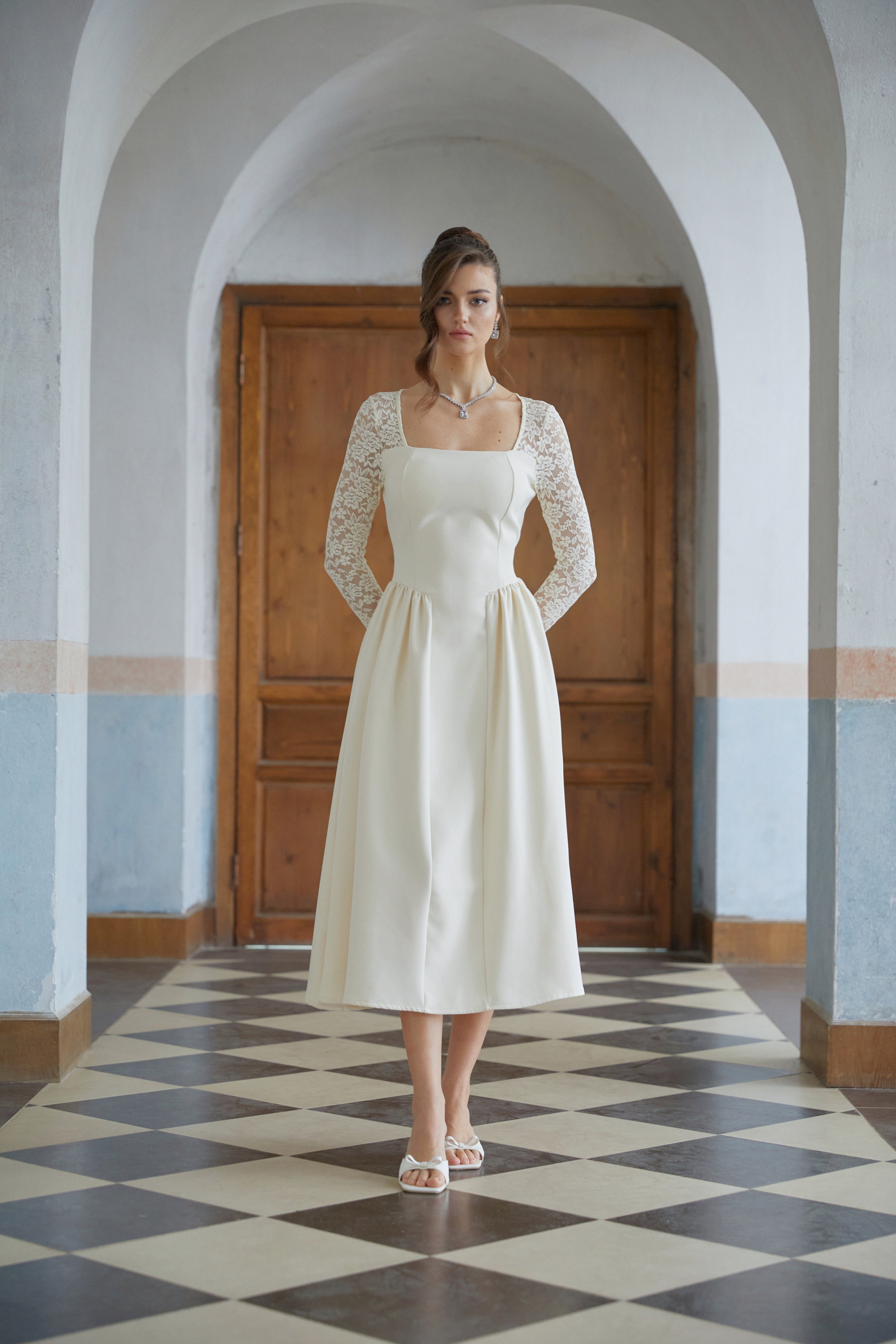 فستان ديلا متوسط الطول من الدانتيل المحايد مع أشرطة جانبية مطوية