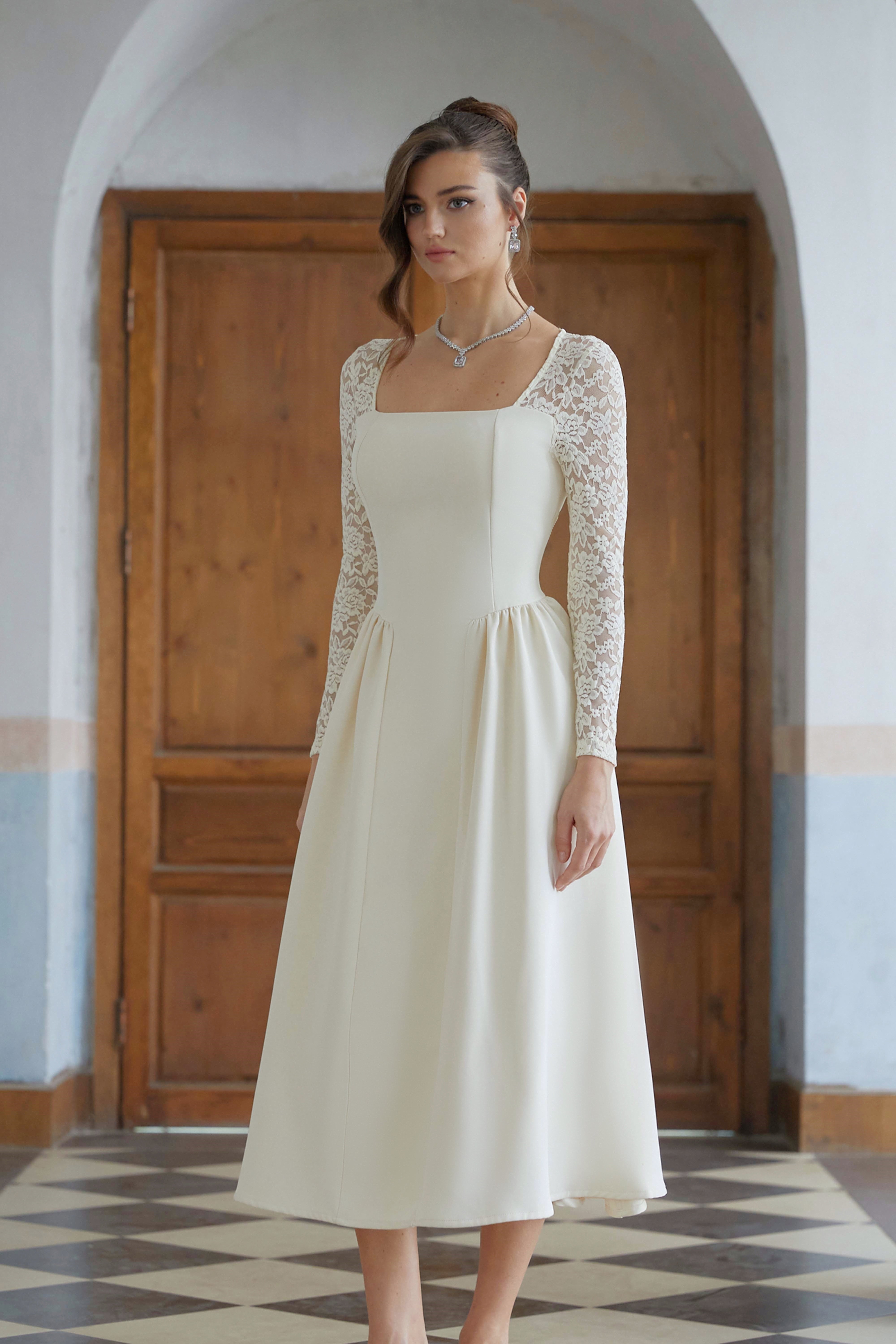 فستان ديلا متوسط الطول من الدانتيل المحايد مع أشرطة جانبية مطوية