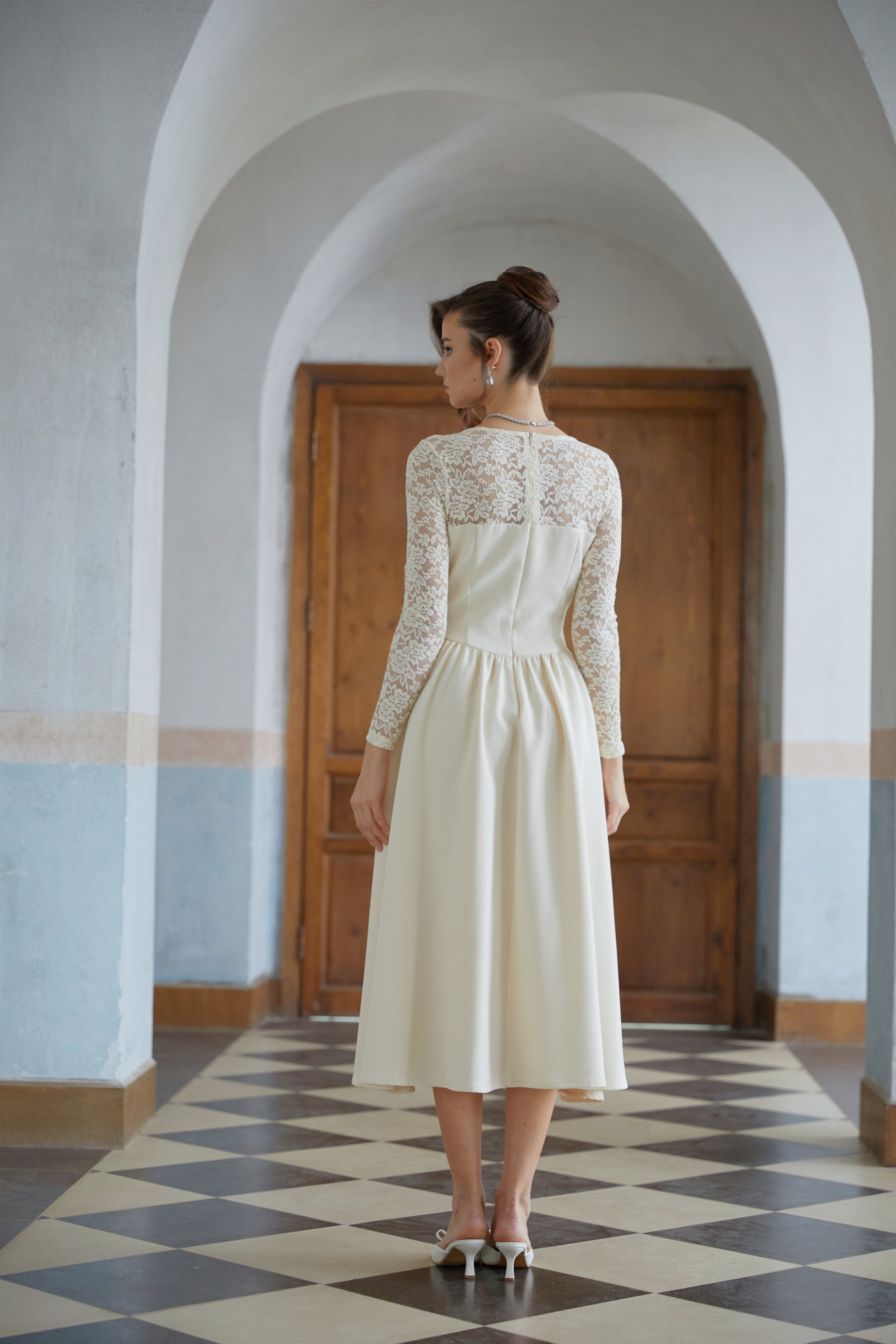 فستان ديلا متوسط الطول من الدانتيل المحايد مع أشرطة جانبية مطوية