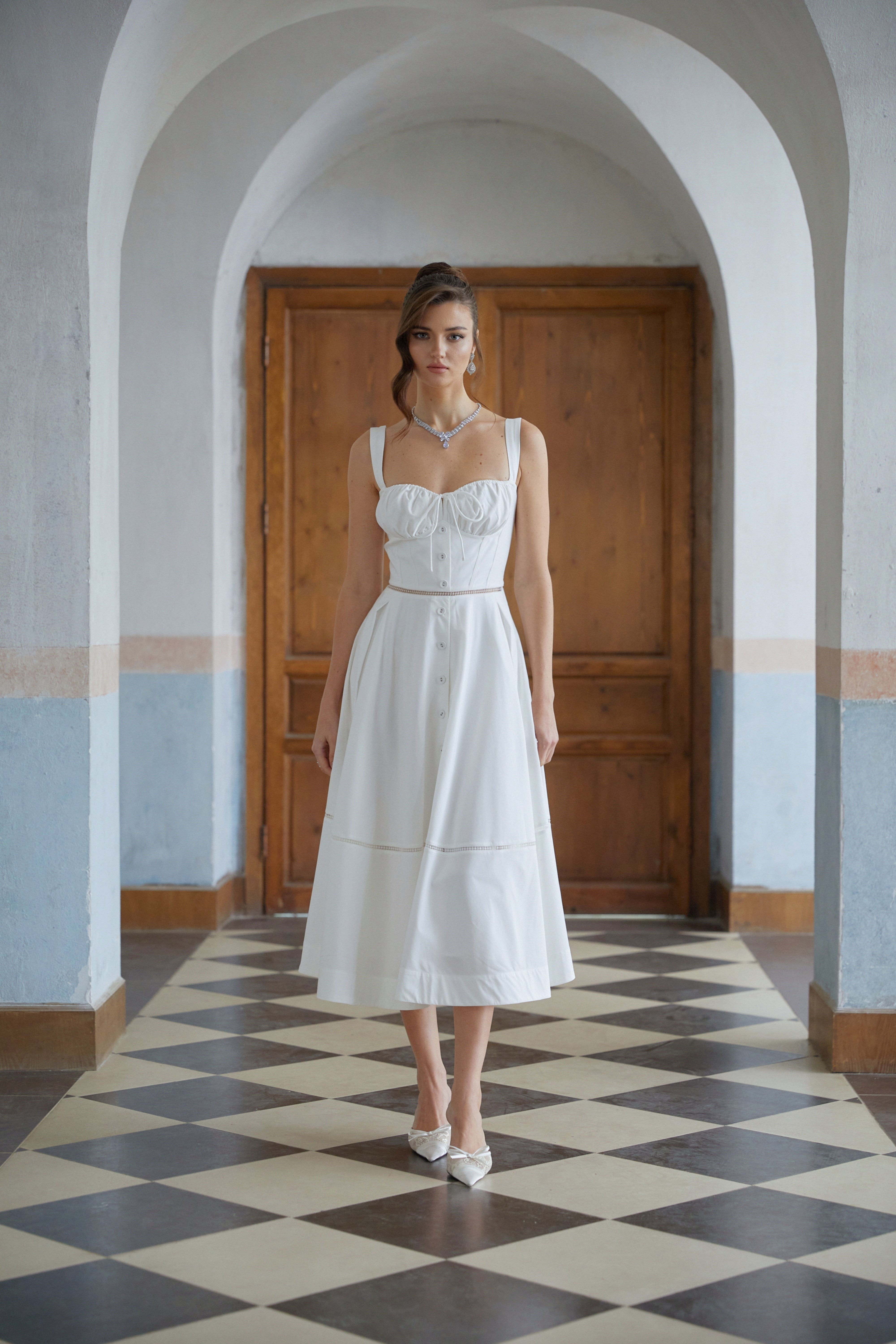 فستان نيامح الأبيض ذو التصميم ذي الثقوب على شكل حزام الصدر متوسط الطول