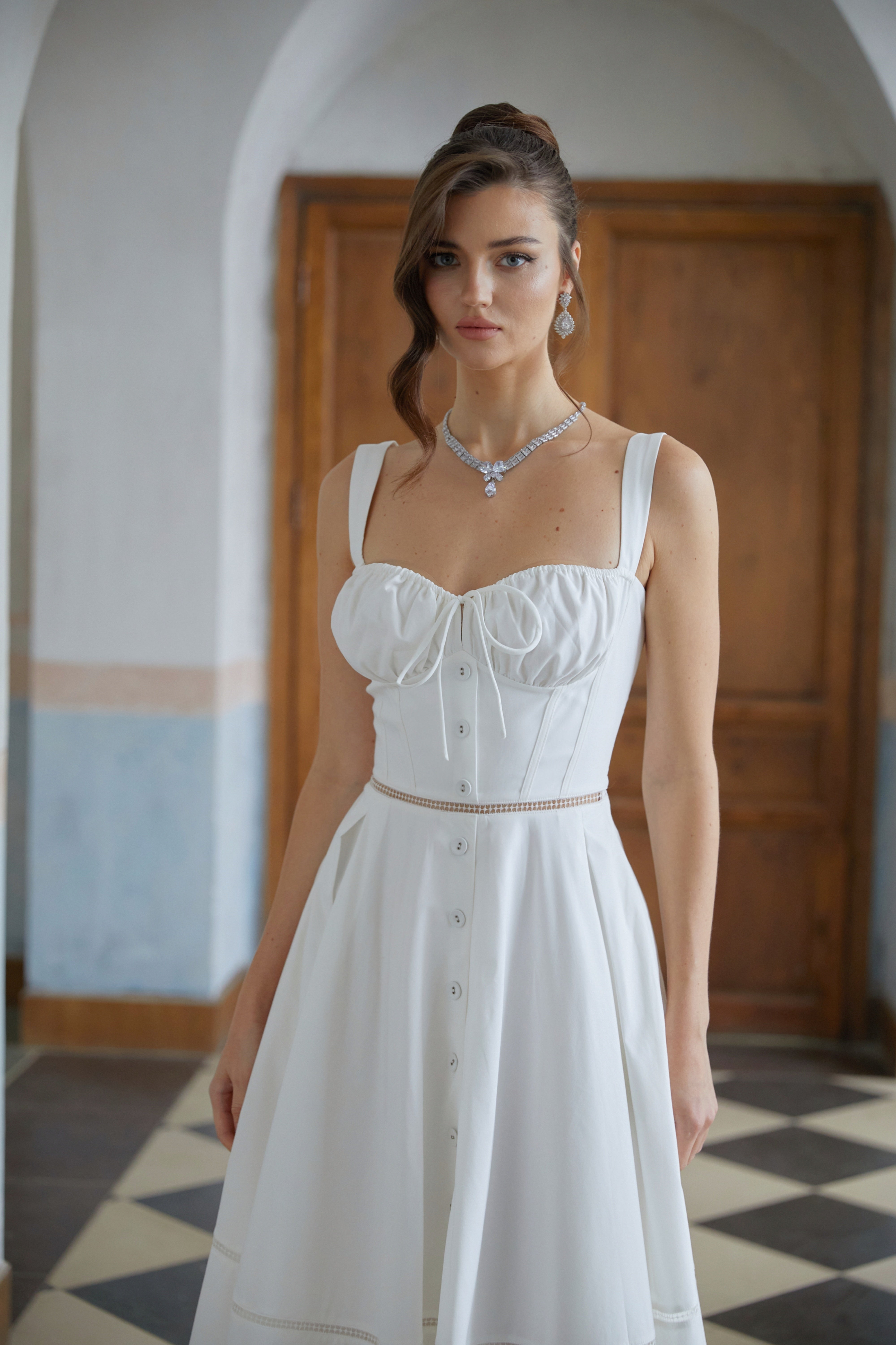 فستان نيامح الأبيض ذو التصميم ذي الثقوب على شكل حزام الصدر متوسط الطول