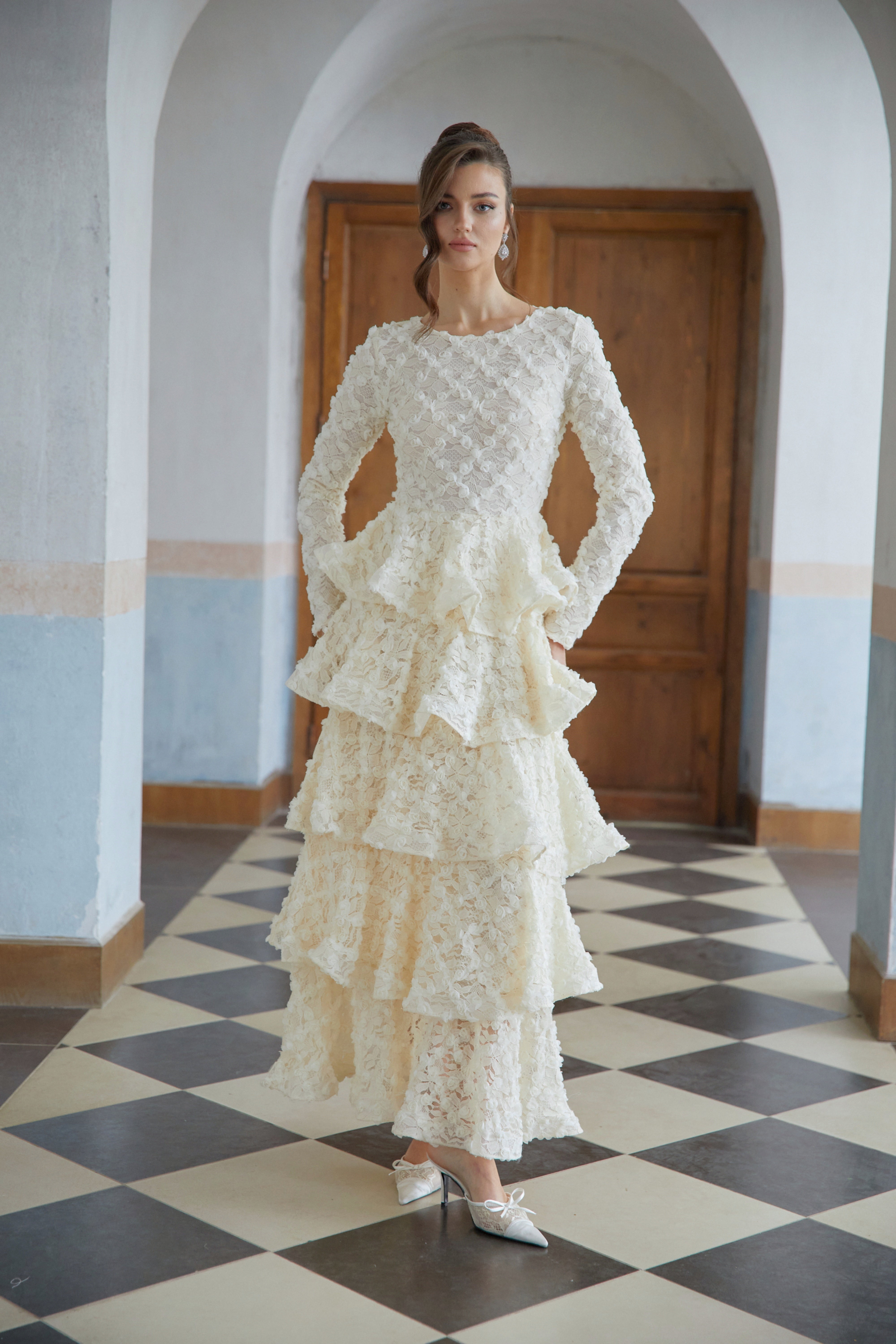 فستان ماكسي هالّا متعدد الطبقات من الدانتيل المزهر بلون محايد