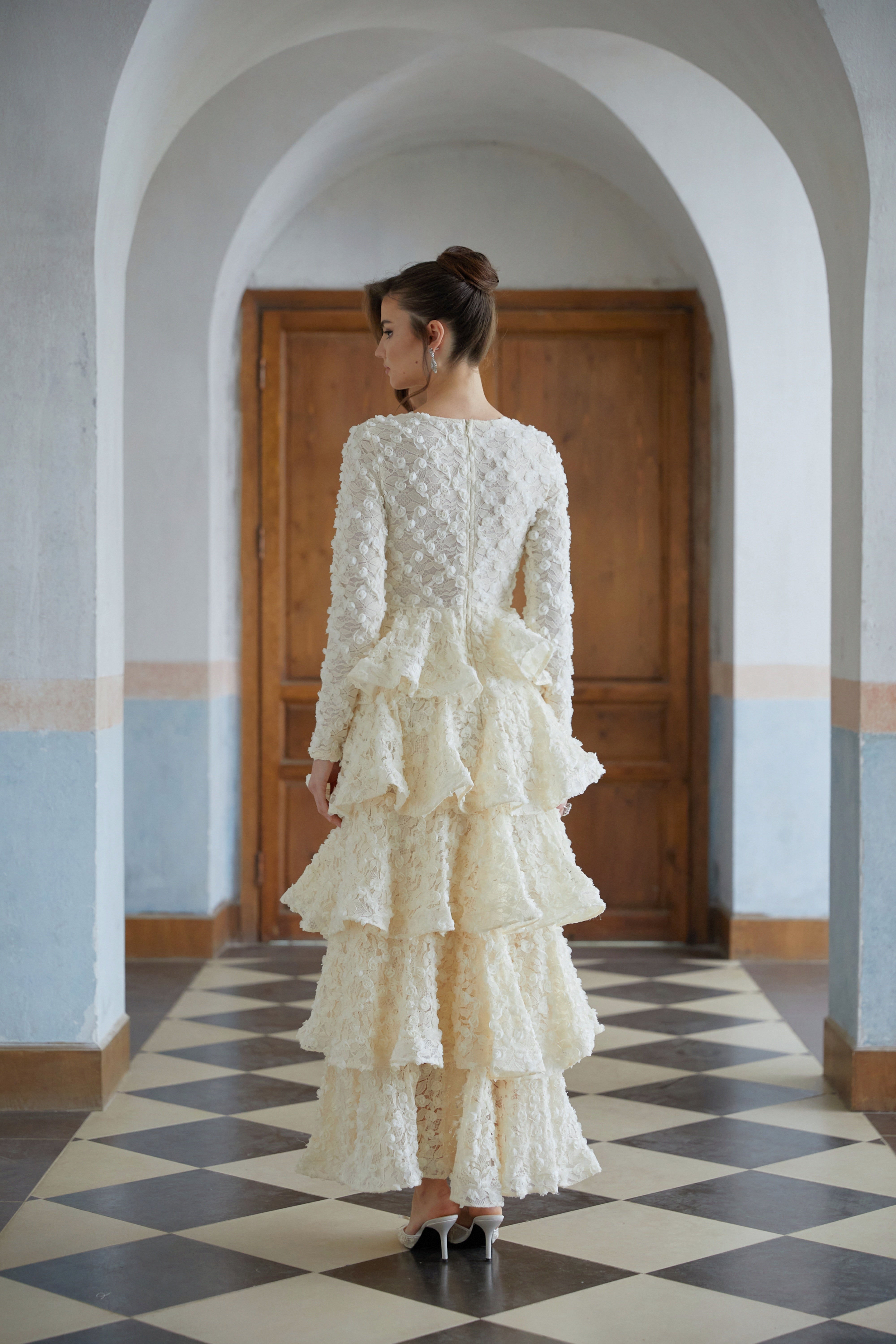 فستان ماكسي هالّا متعدد الطبقات من الدانتيل المزهر بلون محايد