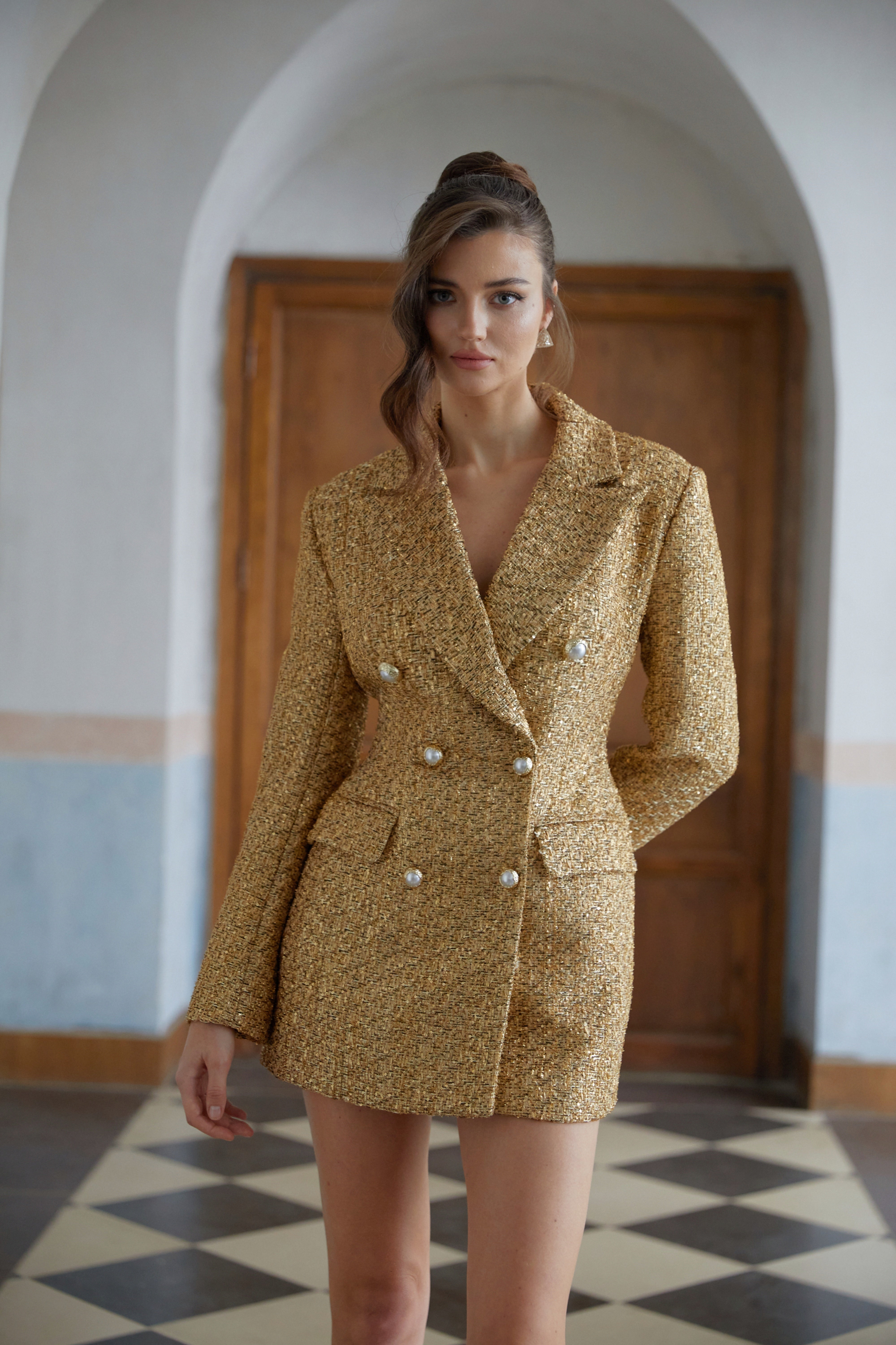 Ásdís goldenes Tweed-Miniblazerkleid