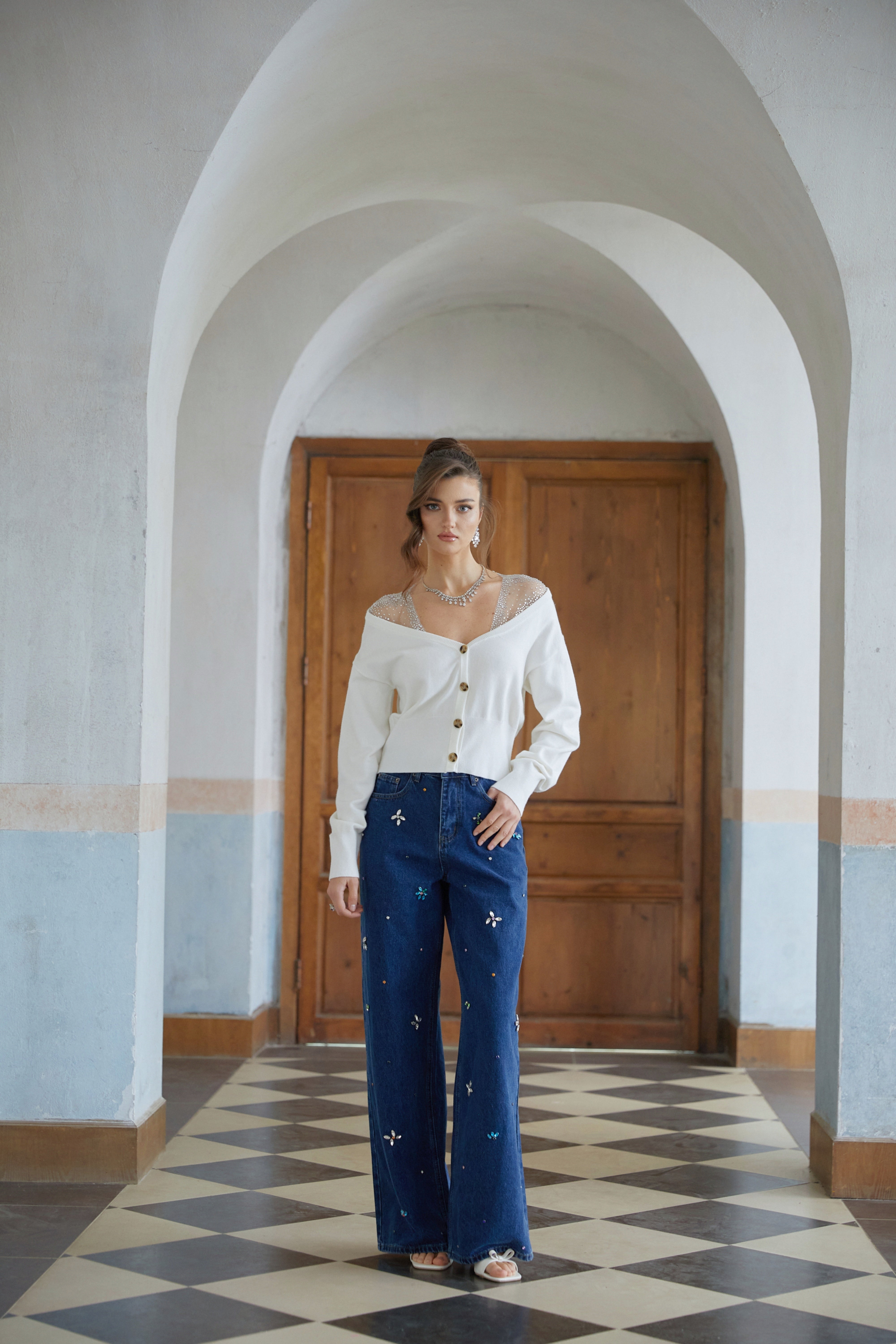 كارديجان محبوك من الإيفيه، أبيض، مزين بألواح من التول المرصع بالترتر.