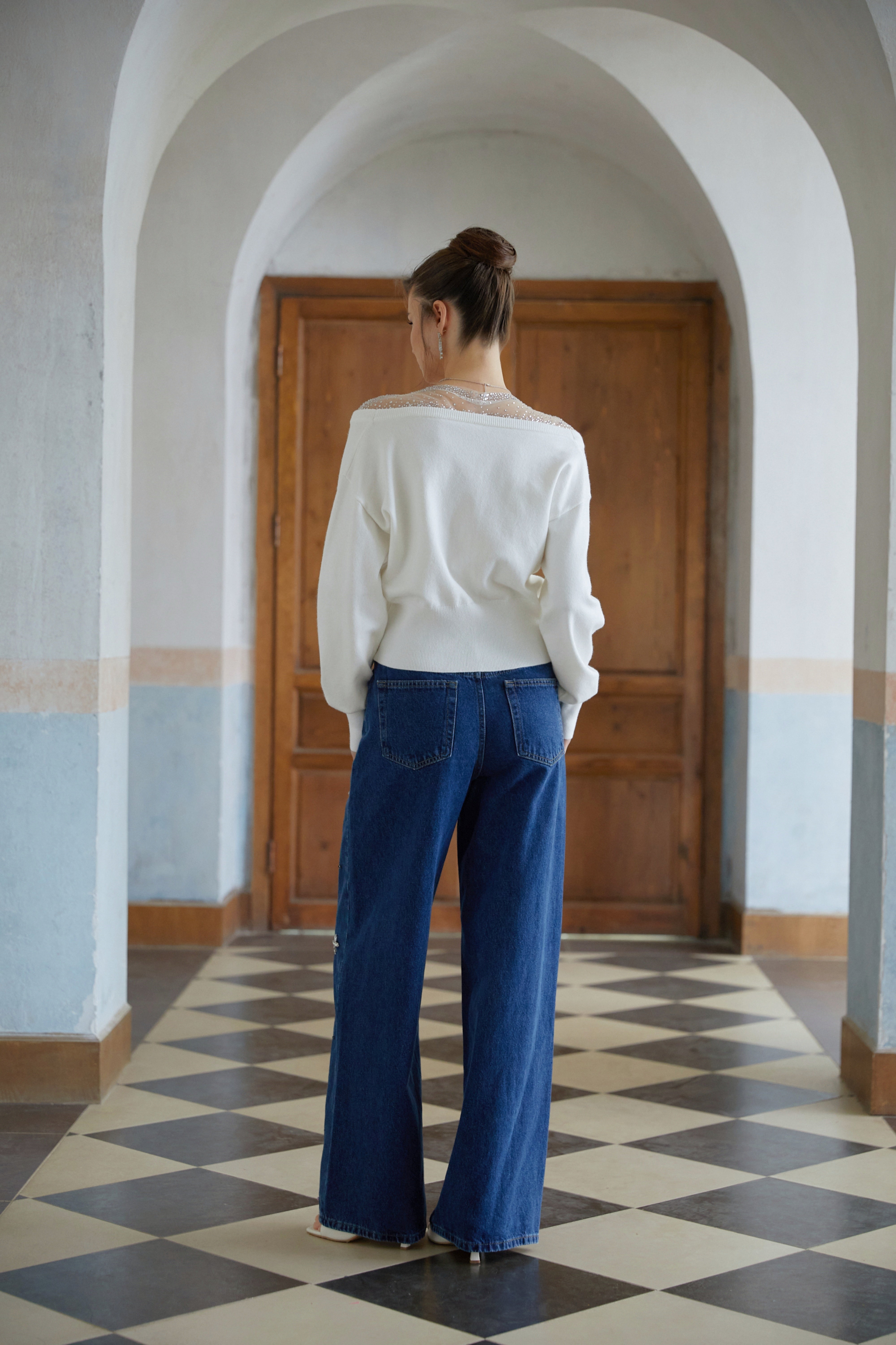 كارديجان محبوك من الإيفيه، أبيض، مزين بألواح من التول المرصع بالترتر.