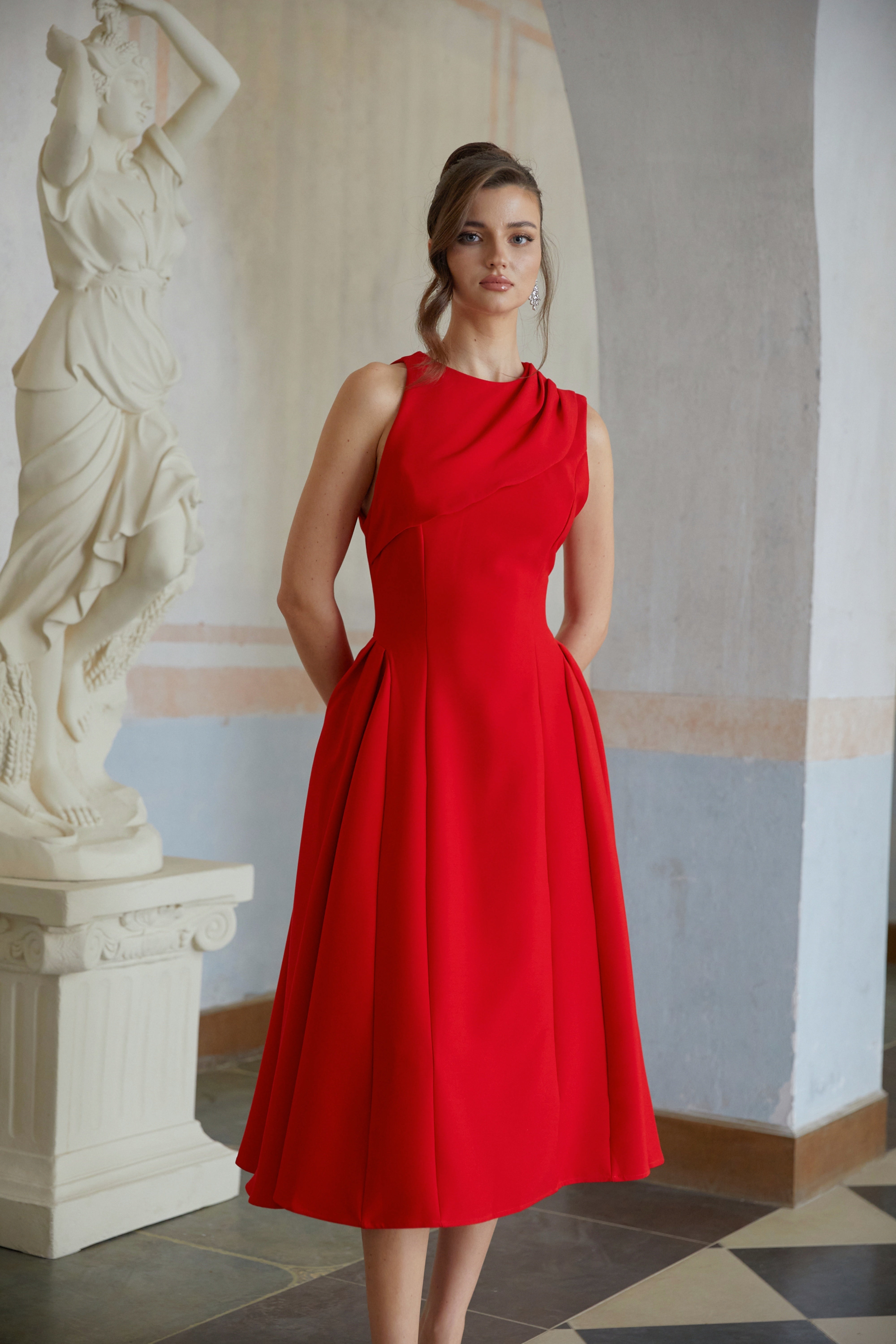 Salomé Rotes gerafftes Midikleid mit Schalkragen