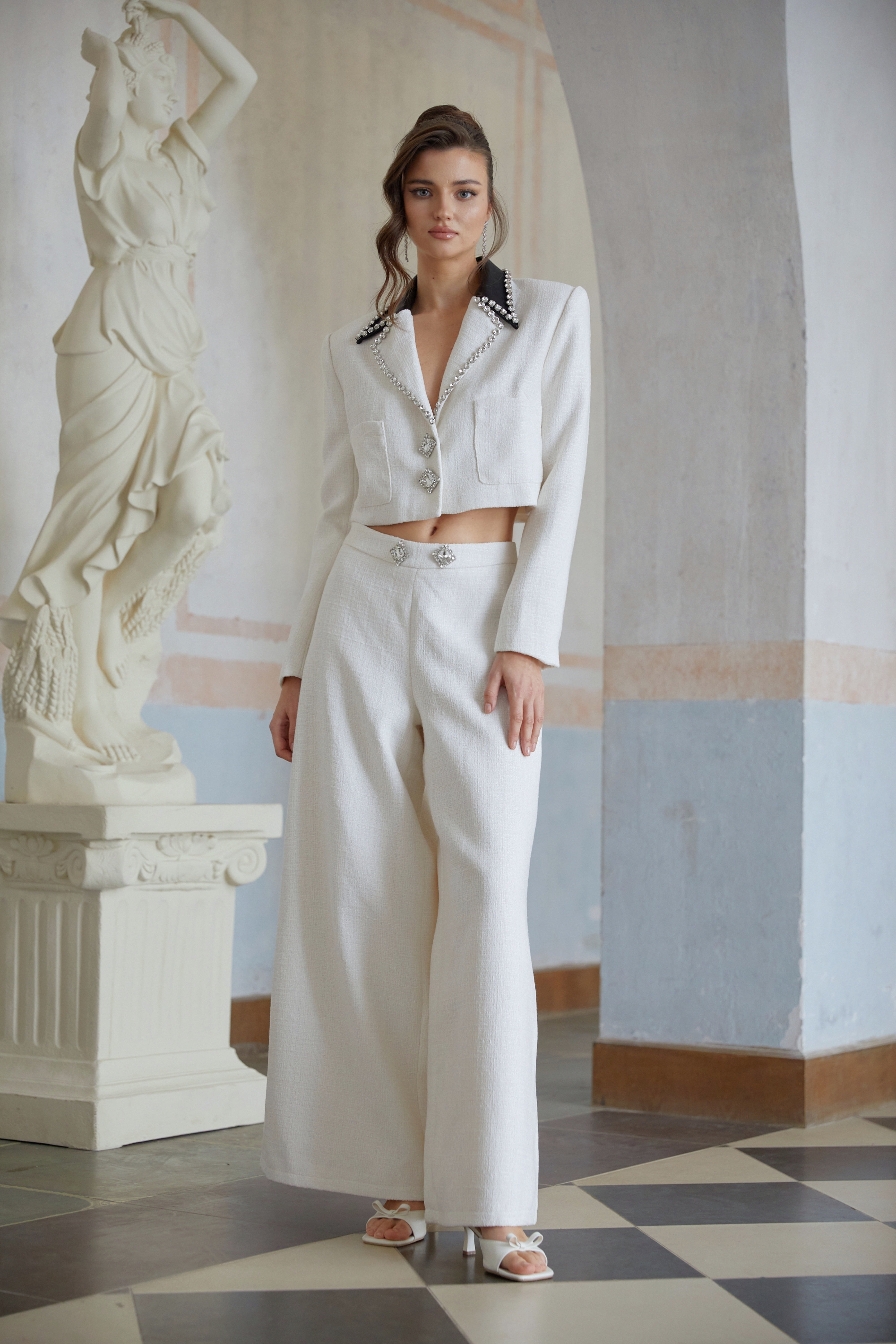 طقم جاكيت وسروال من التوييد الأبيض مزين بتطريزات من تيندرا