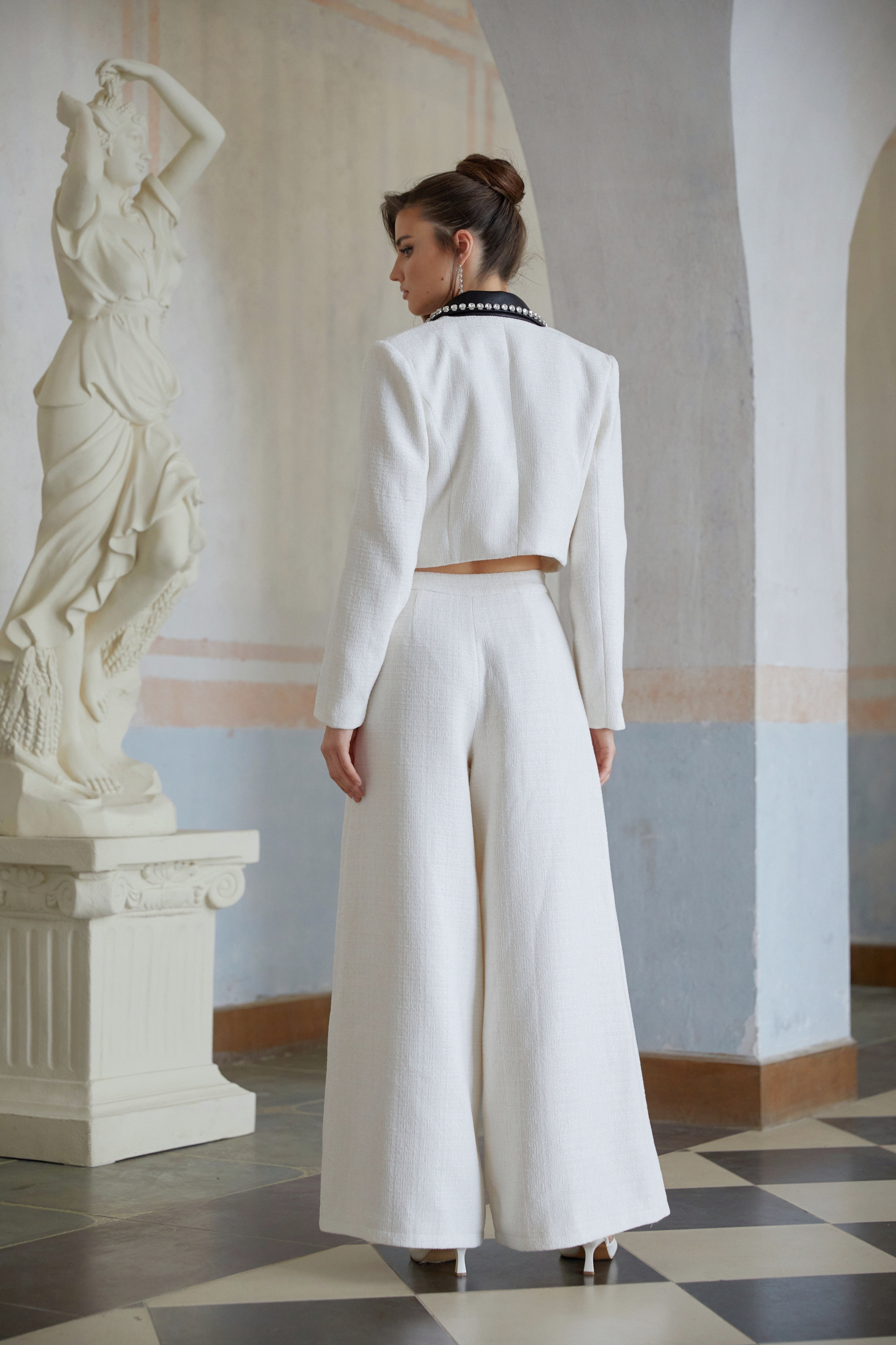 طقم جاكيت وسروال من التوييد الأبيض مزين بتطريزات من تيندرا