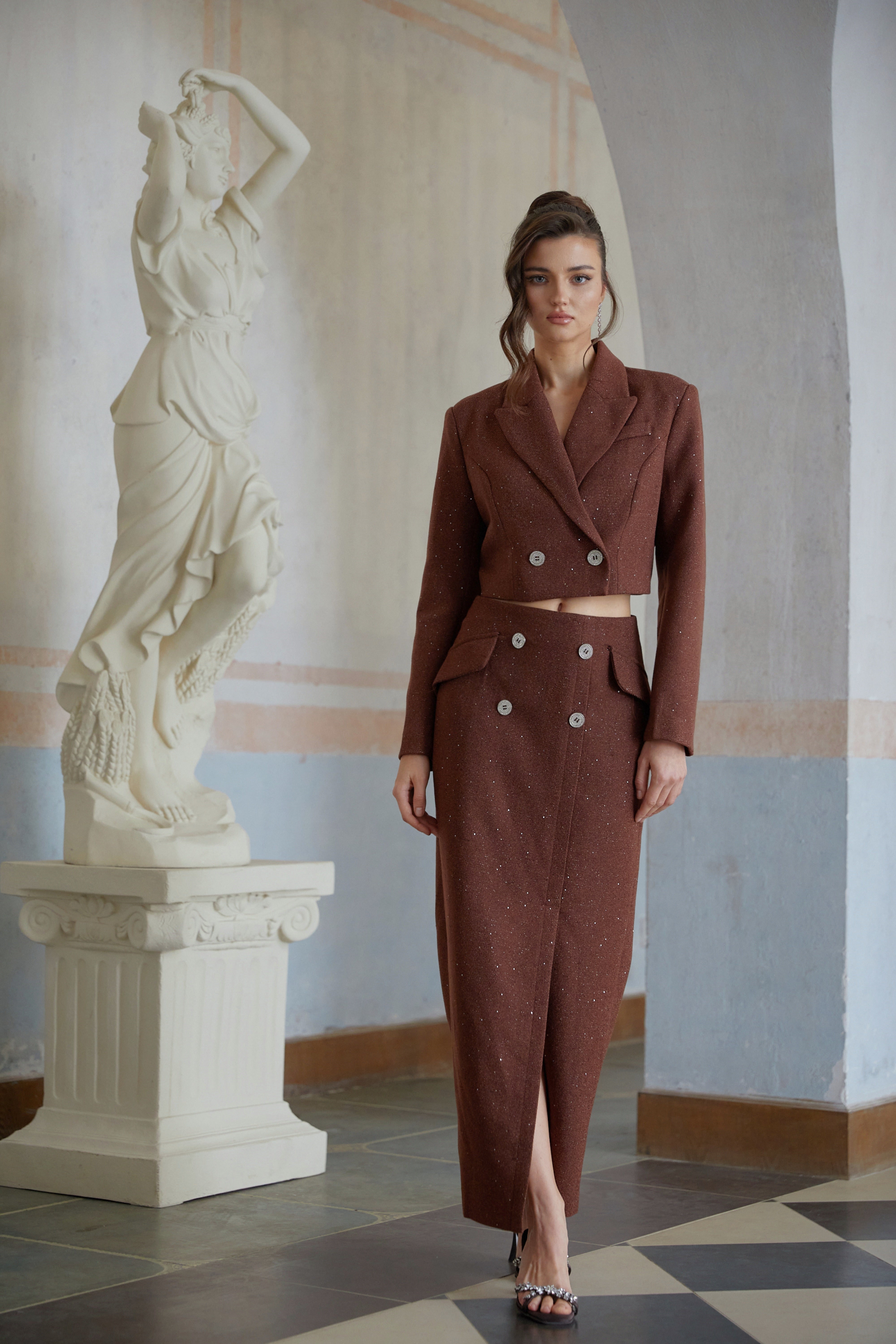 طقم جاكيت وتنورة مزدوج الصدر مزين بالترتر من إميليا براون