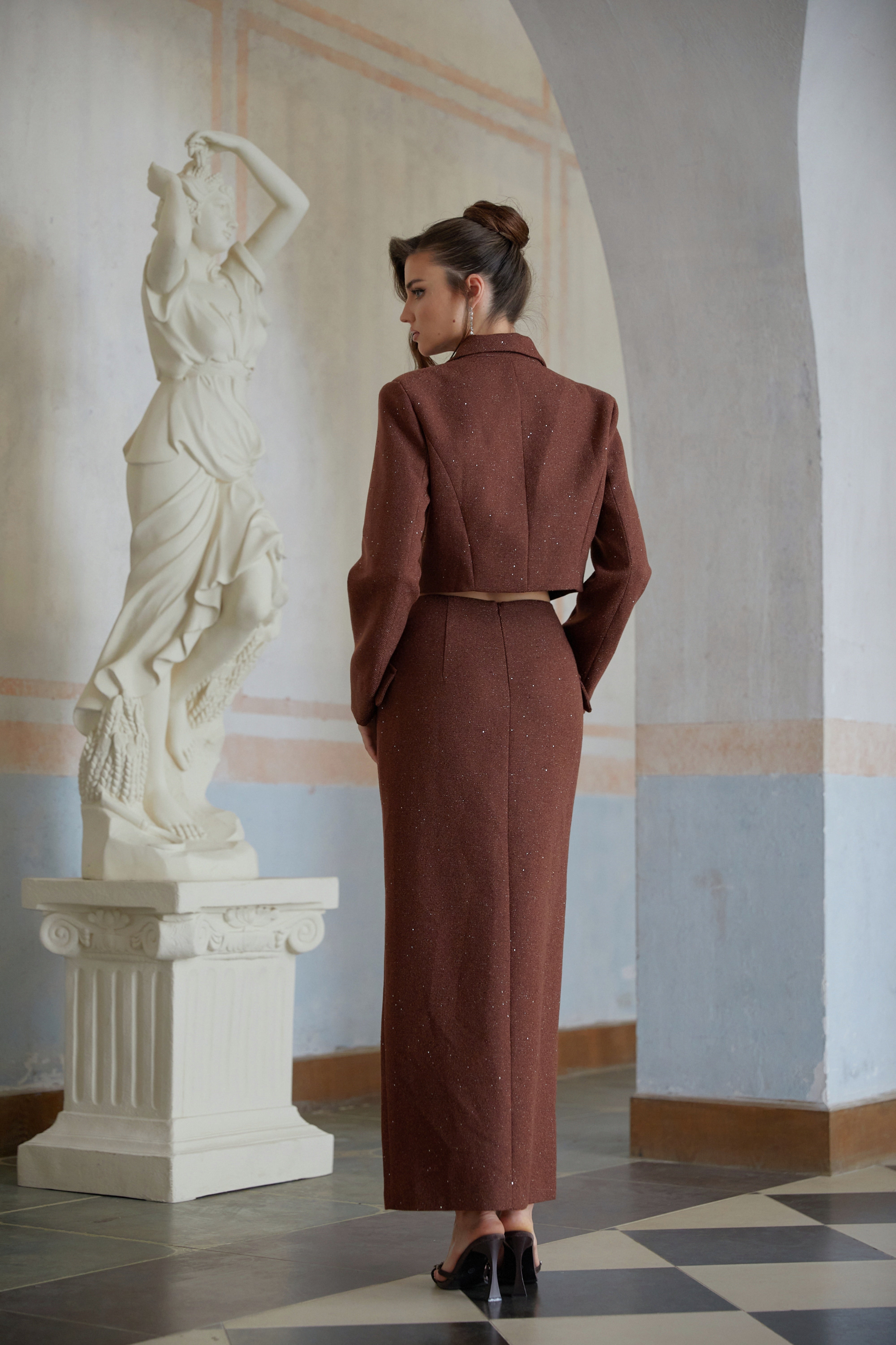 طقم جاكيت وتنورة مزدوج الصدر مزين بالترتر من إميليا براون