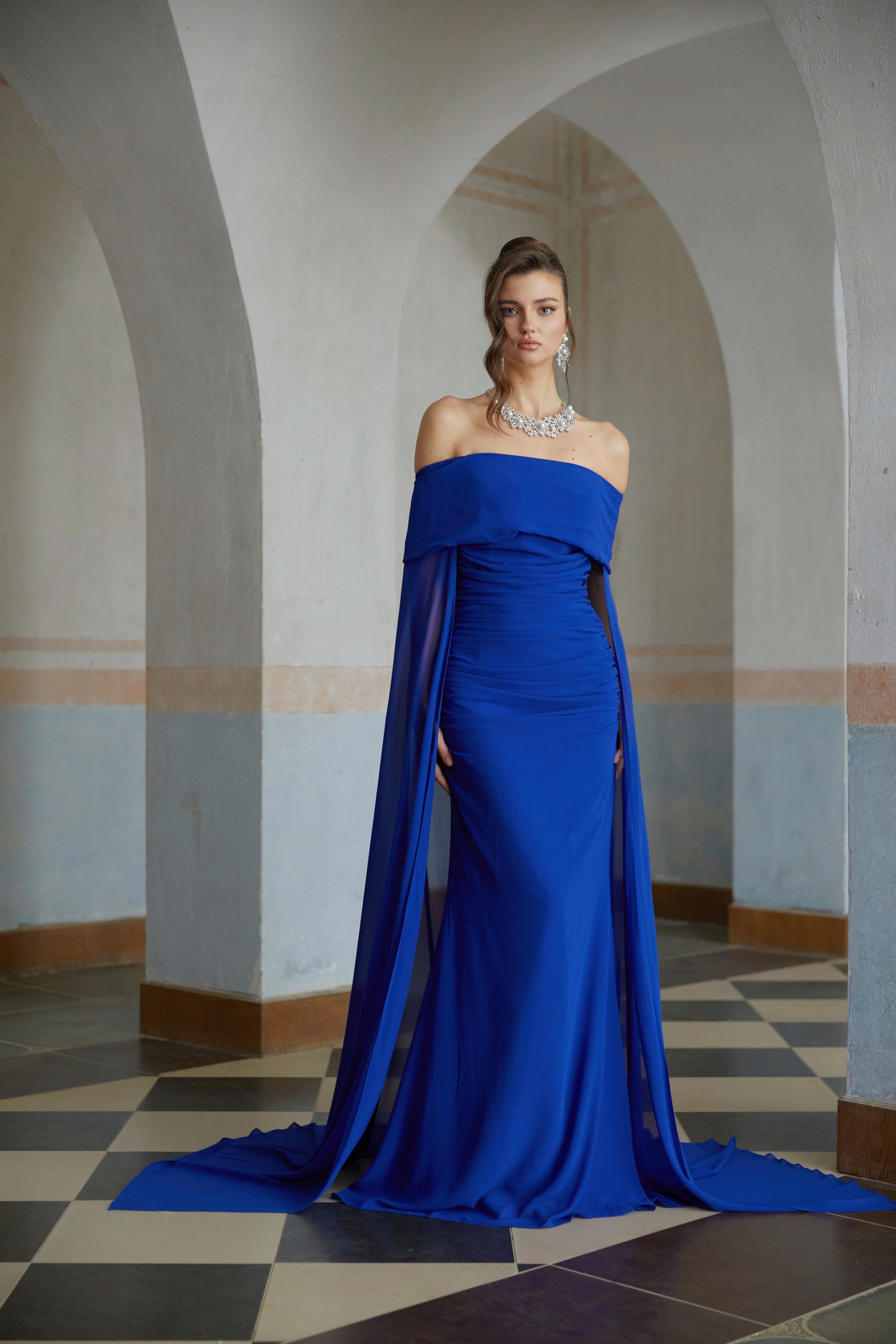 فستان ماكسي طويل بتصميم كيب من جوفي، باللون الأزرق.