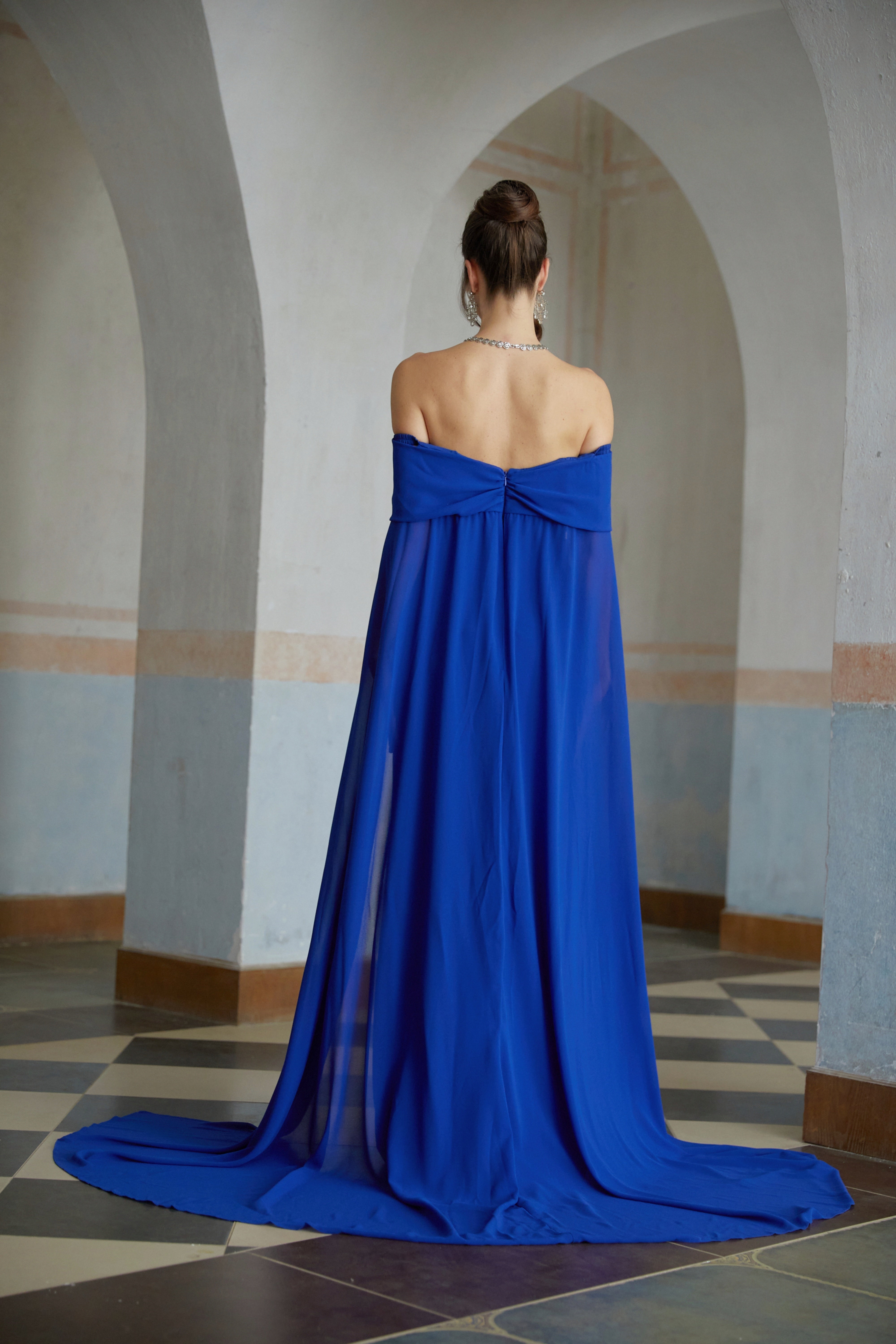 فستان ماكسي طويل بتصميم كيب من جوفي، باللون الأزرق.