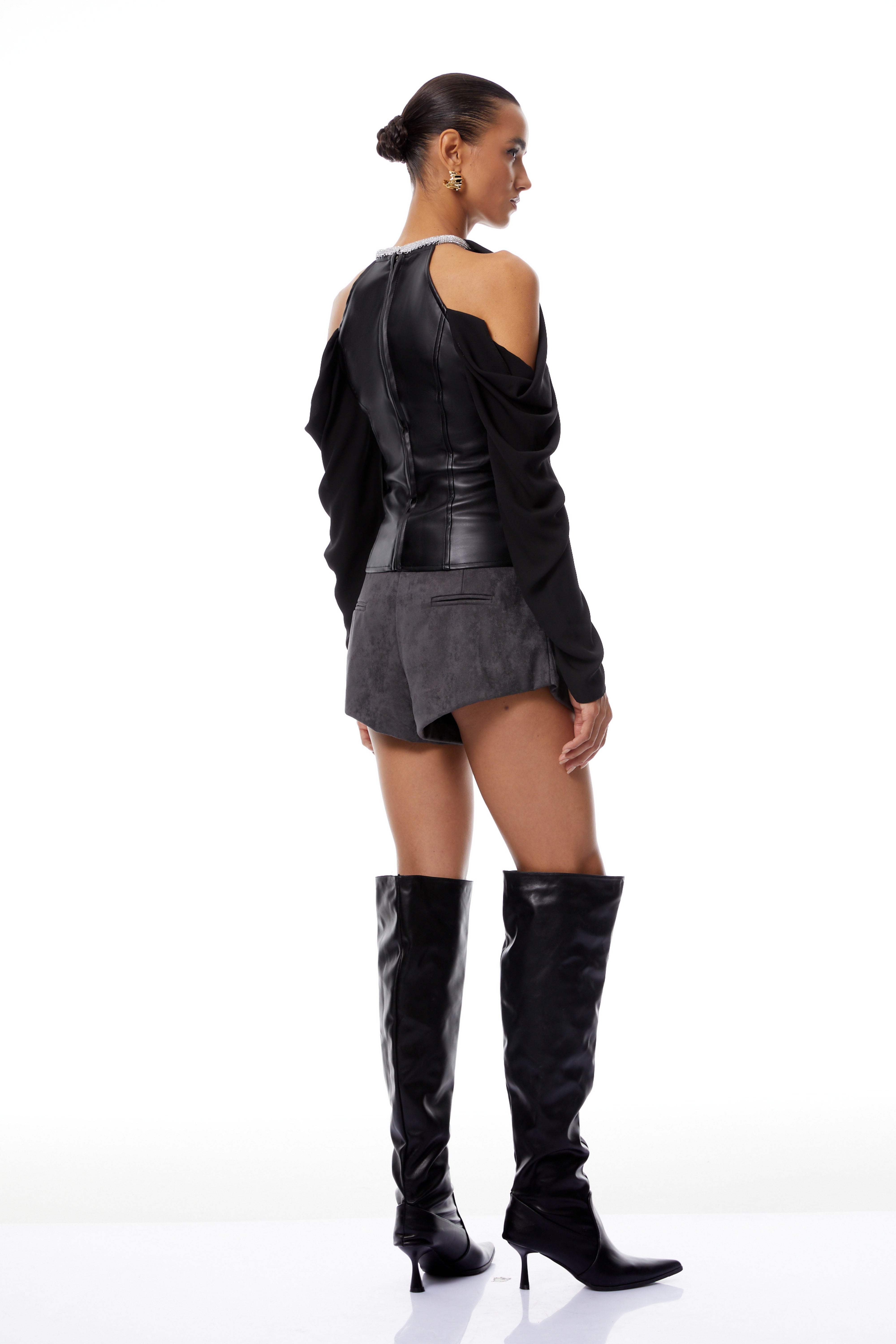 بلوزة أورسا الجلدية السوداء ذات الكتفين المكشوفتين