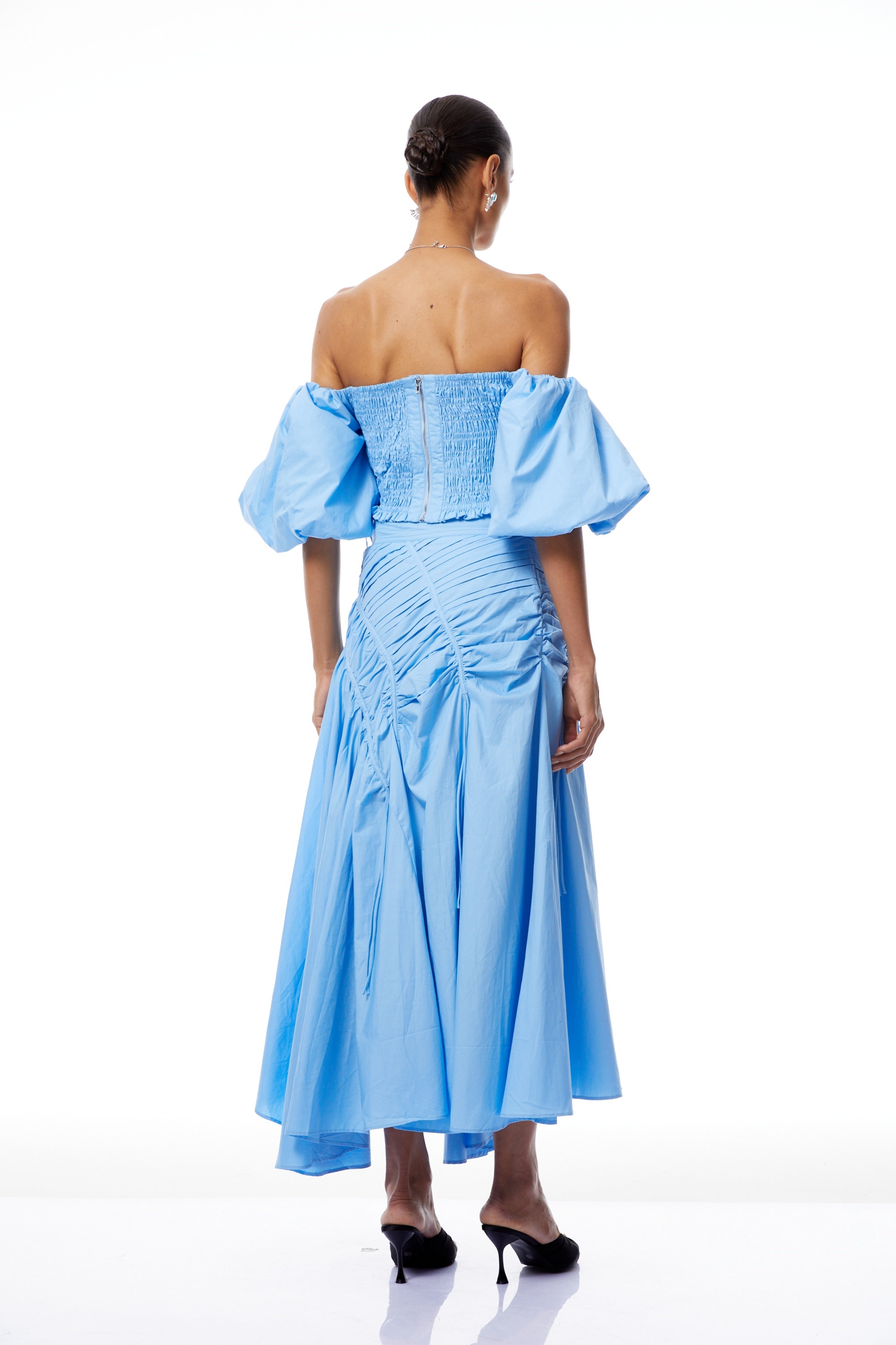 طقم أليخاندرا الأزرق المكون من بلوزة مطرزة وتنورة غير متماثلة