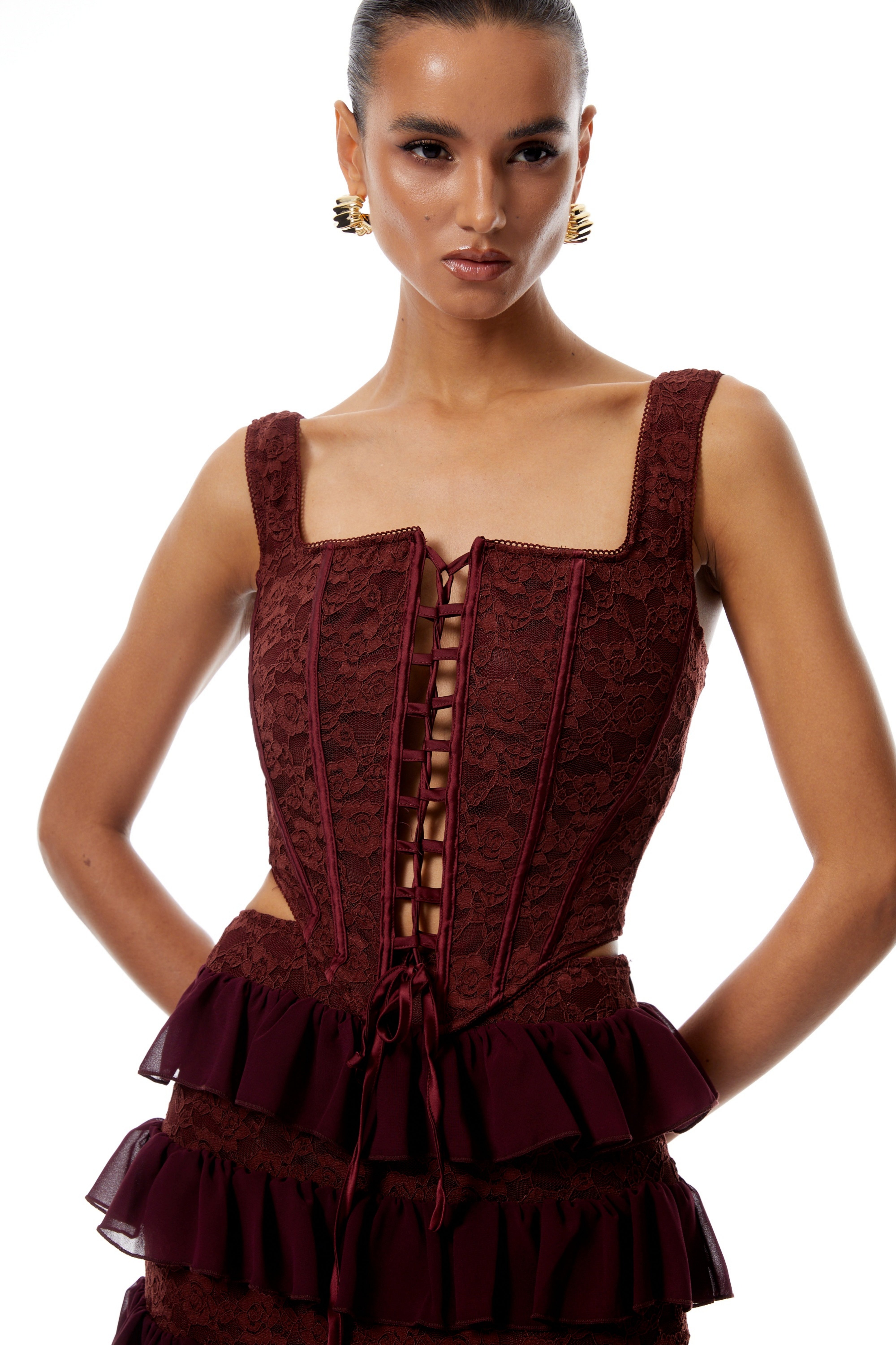 طقم ليوني من قميص و تنورة من الدانتيل المنقوش بالزهور باللون الأحمر