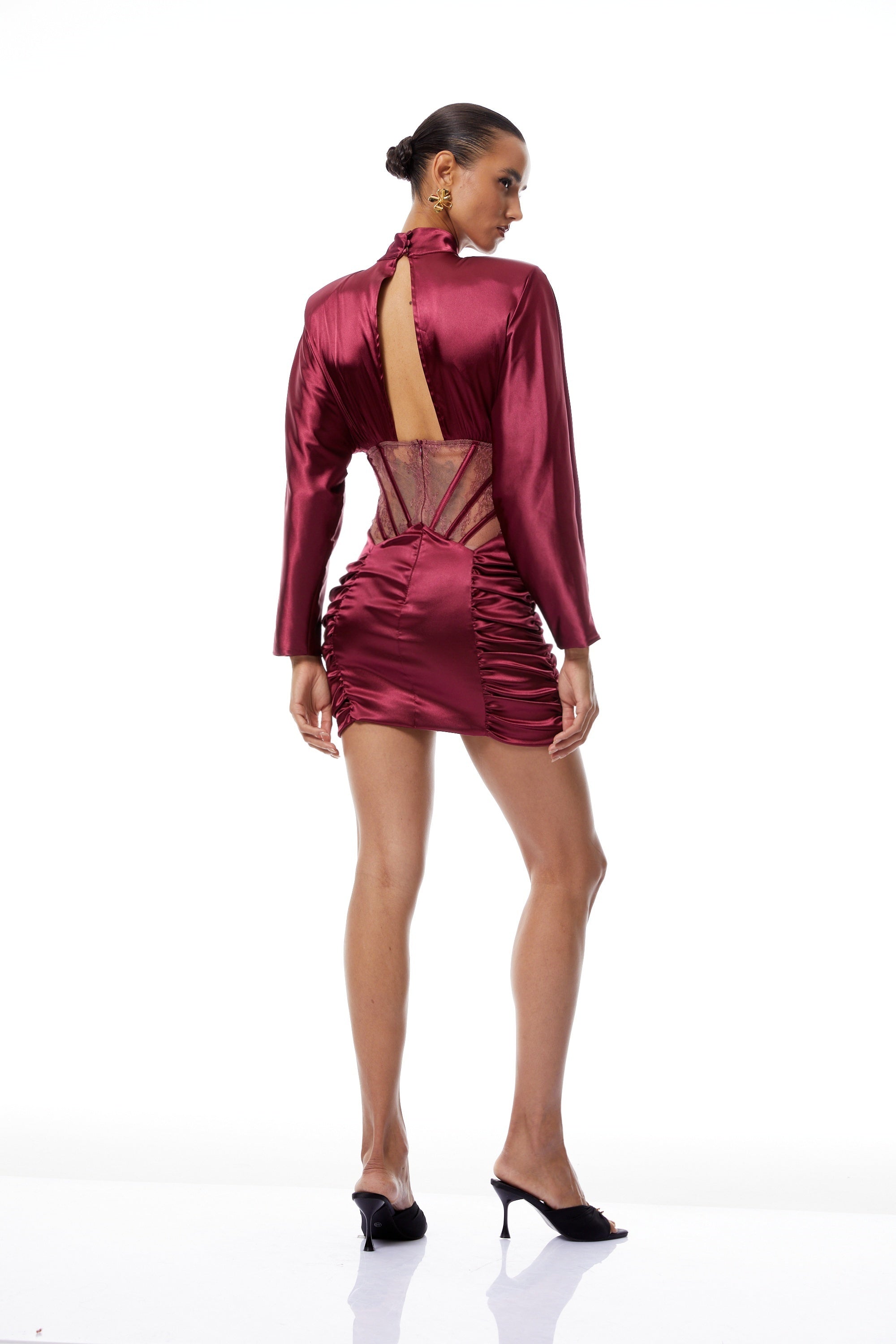 فستان قصير من الساتان بتصميم شبكي من الدانتيل الأحمر مع طبقة من التول، طراز إميليدا.