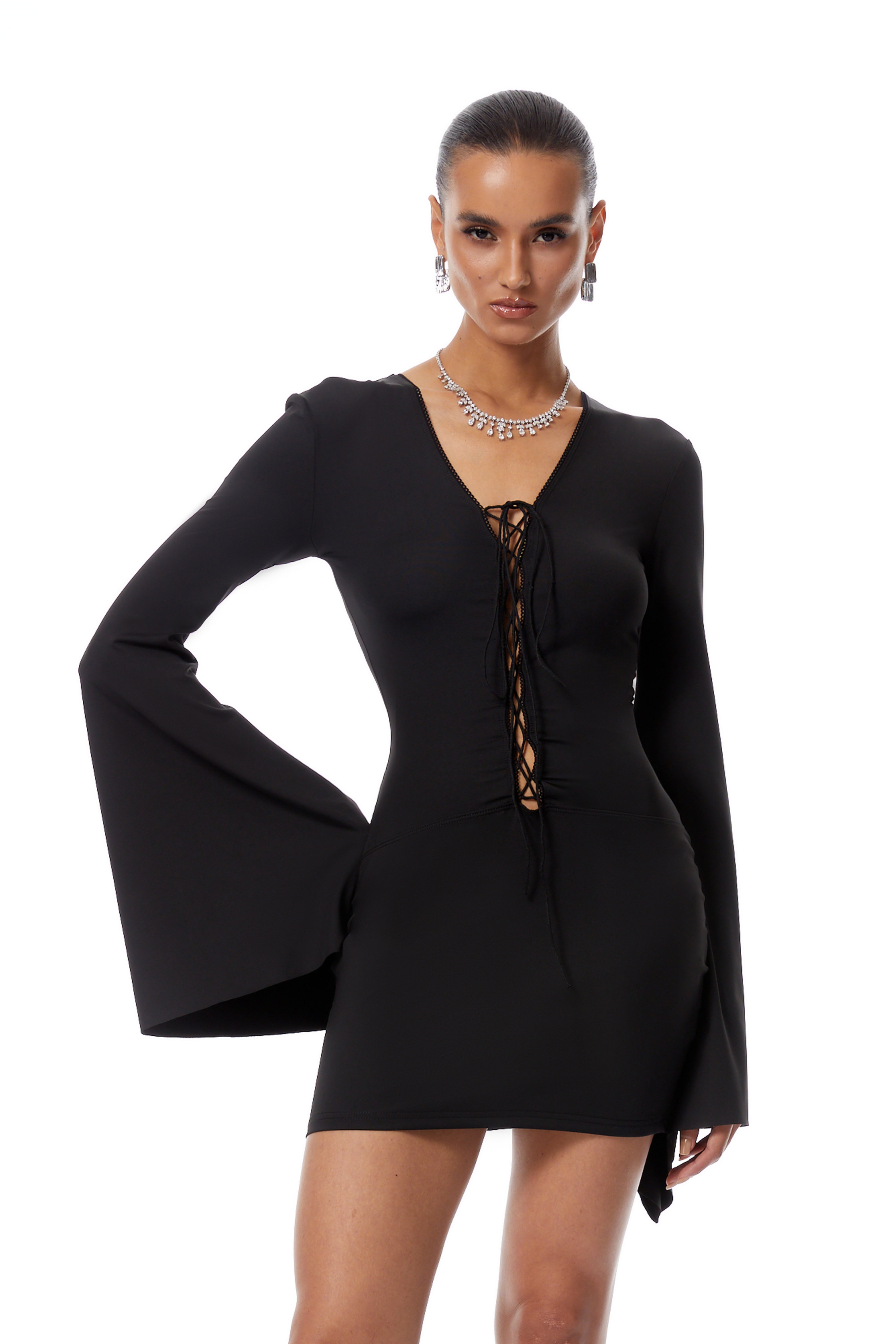 فستان كينسلي الأسود القصير بأكمام جرس ورباط