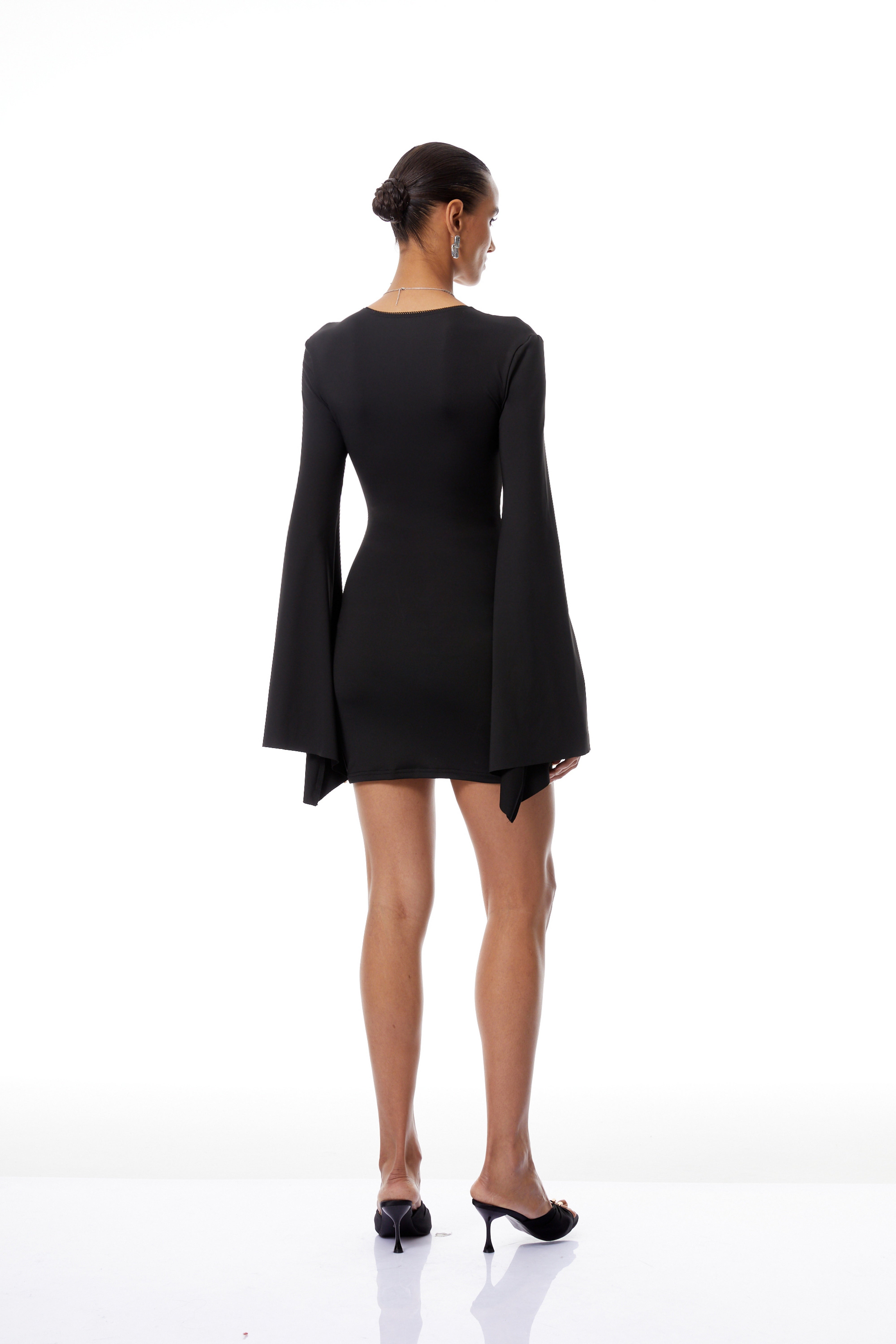 فستان كينسلي الأسود القصير بأكمام جرس ورباط