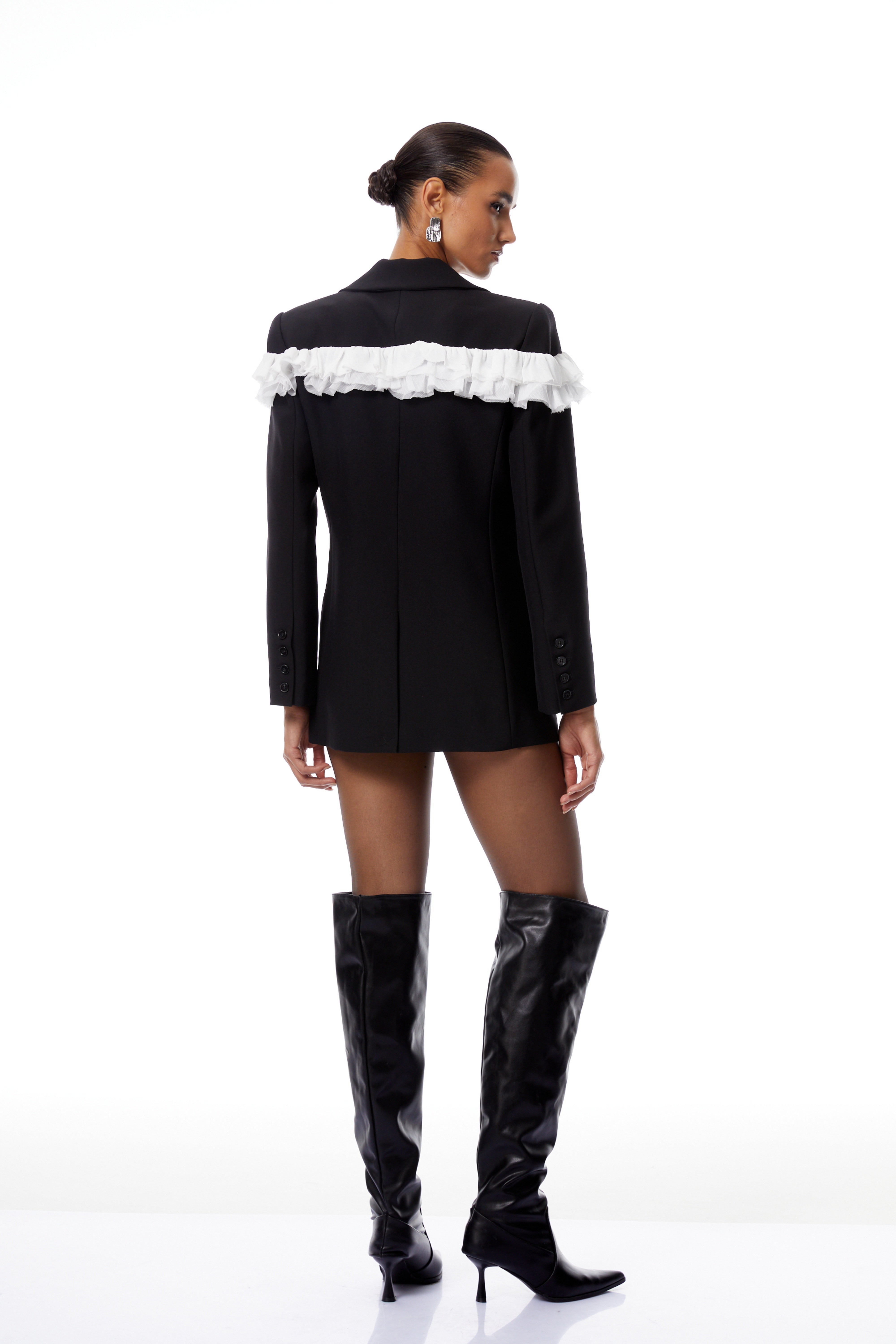 بليزر أسود بنفسجي اللون مع لوحة شبكية مكشكشة