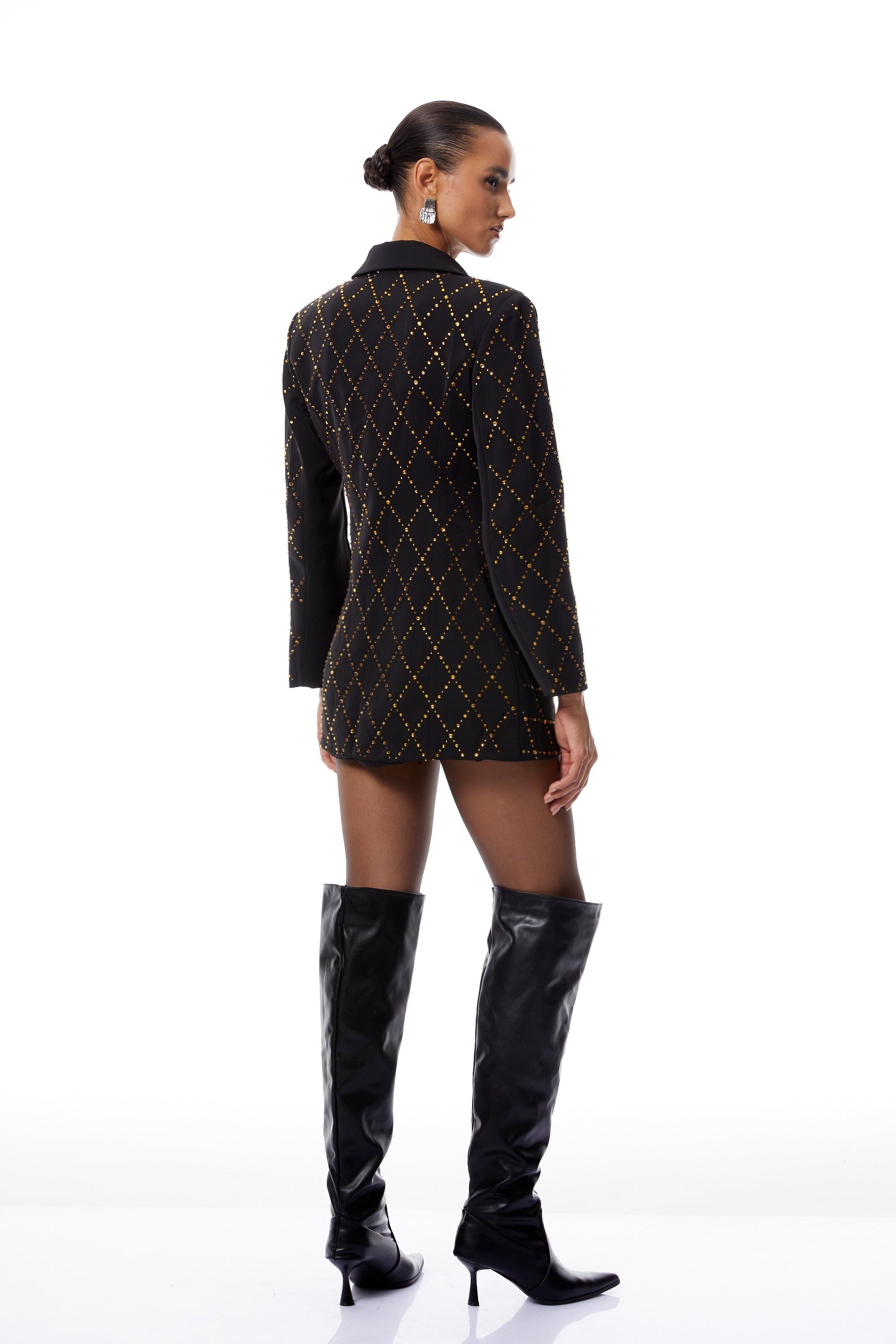 فستان بليزر قصير أسود مزين بأحجار الراين على شكل معين من إيليونورا