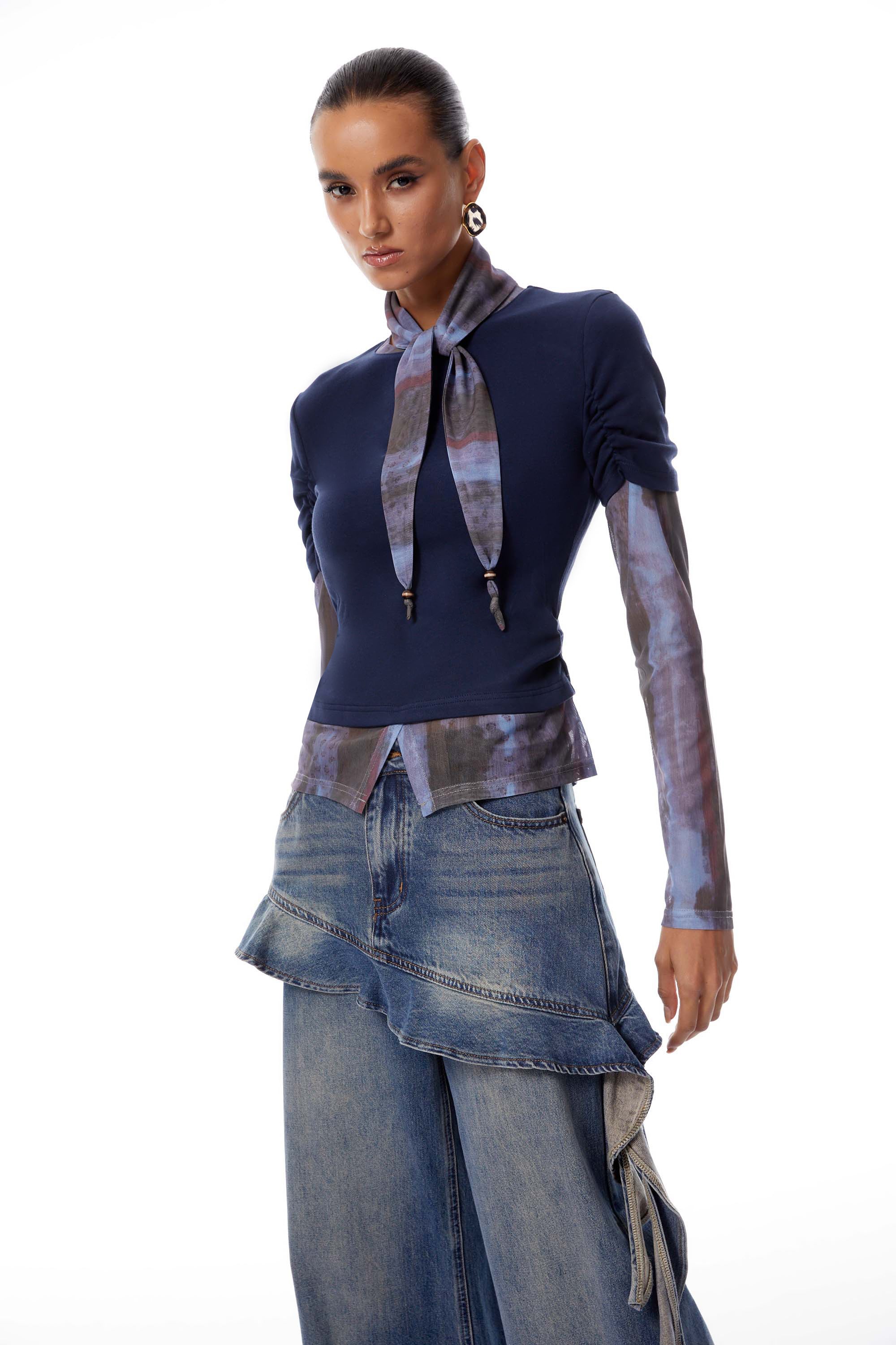 بلوزة كلوديا بلو ذات وشاح للرقبة ولوحة مصبوغة بالربط