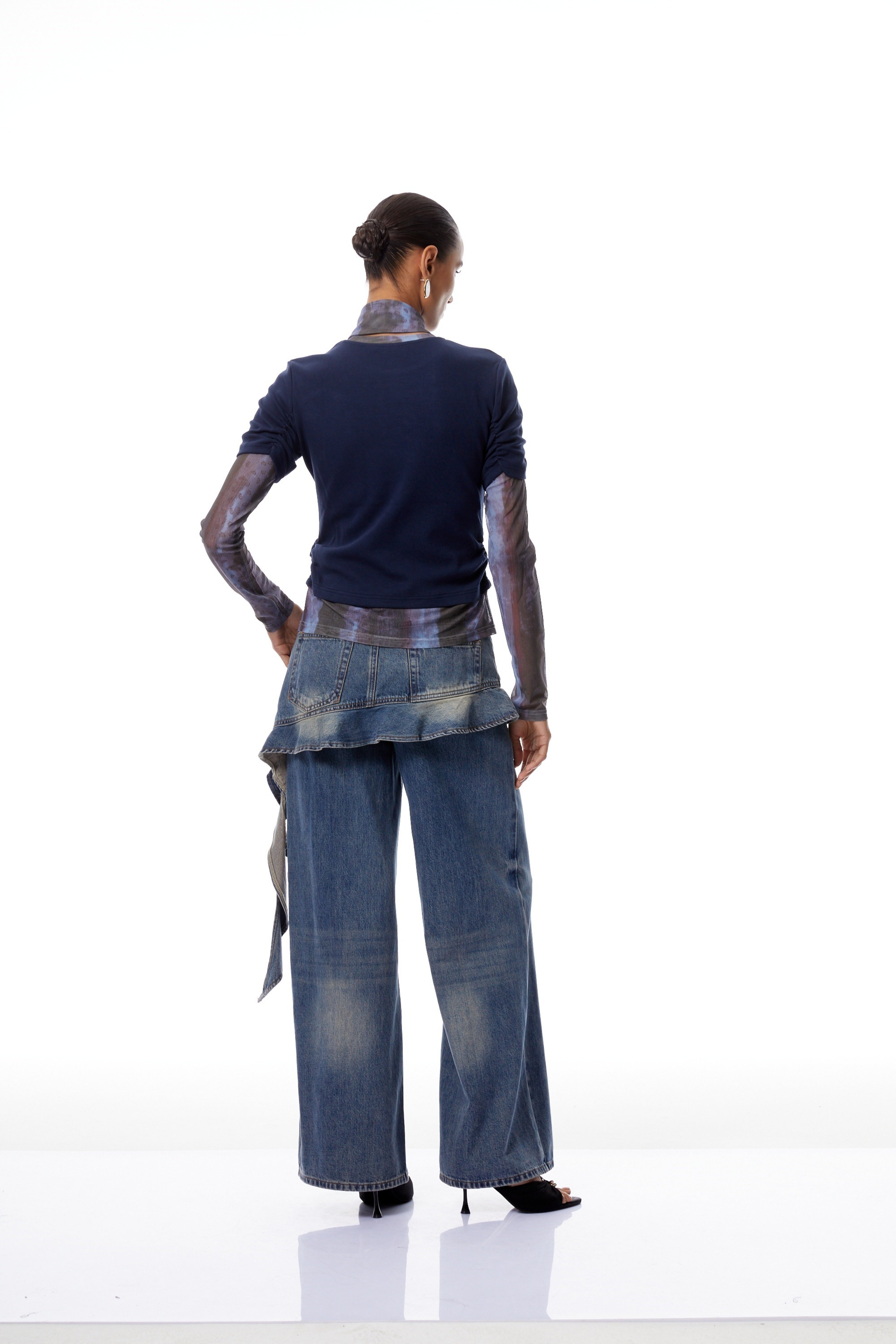 بلوزة كلوديا بلو ذات وشاح للرقبة ولوحة مصبوغة بالربط