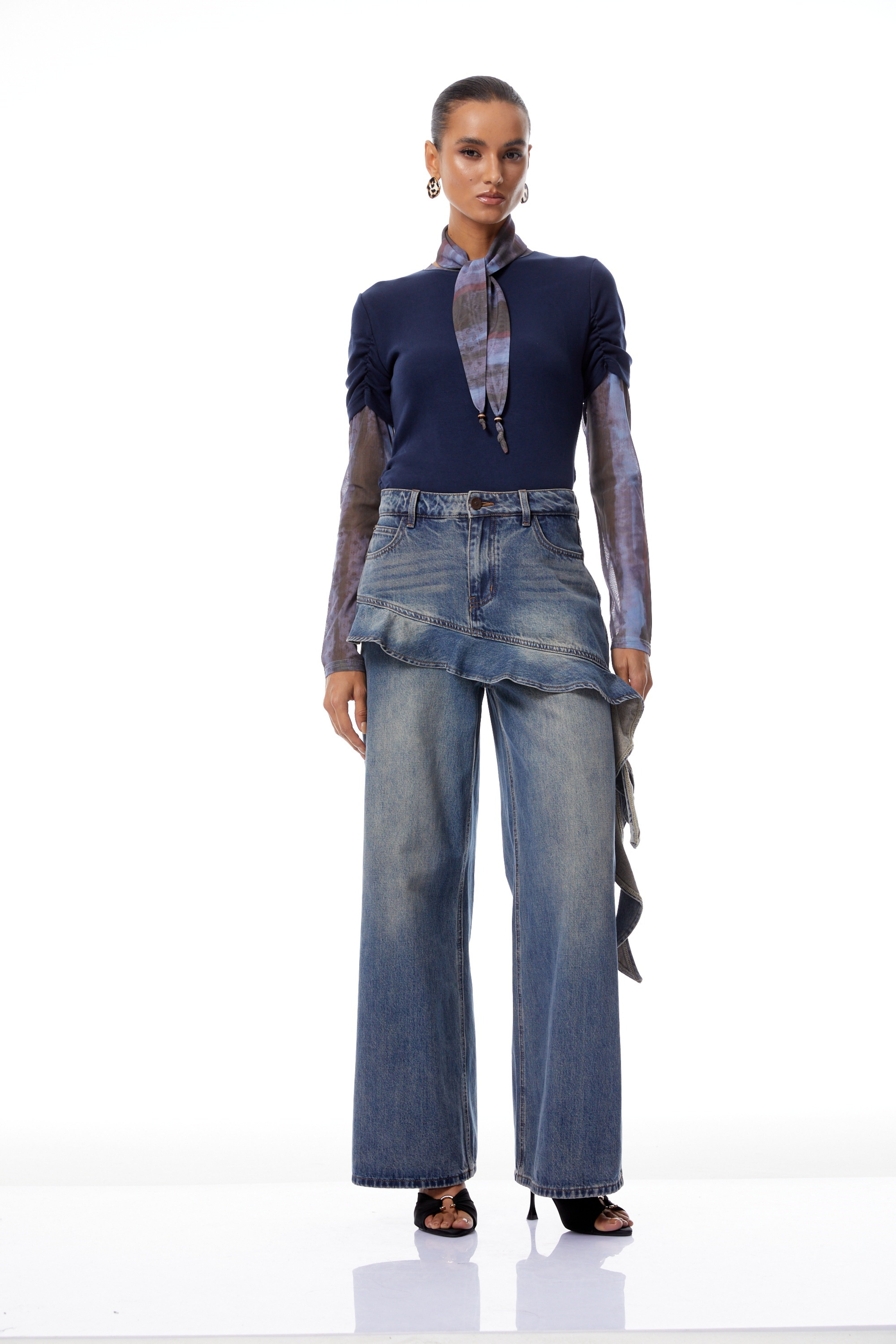 Zsófia بنطال جينز أزرق مزين بشريط مكشكش