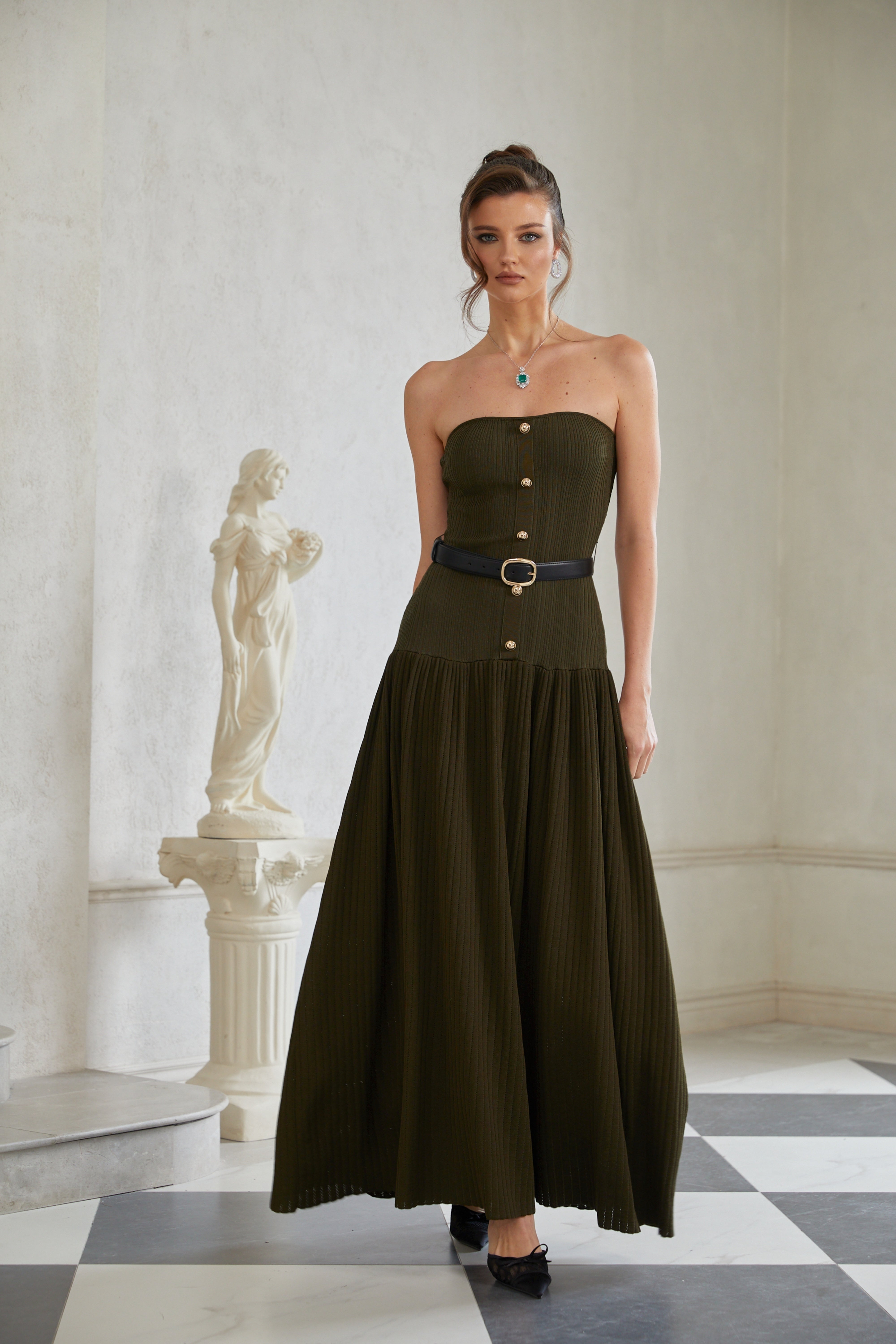 فستان لافينيا ماكسي أخضر مكشوف الكتفين محبوك ومضلع