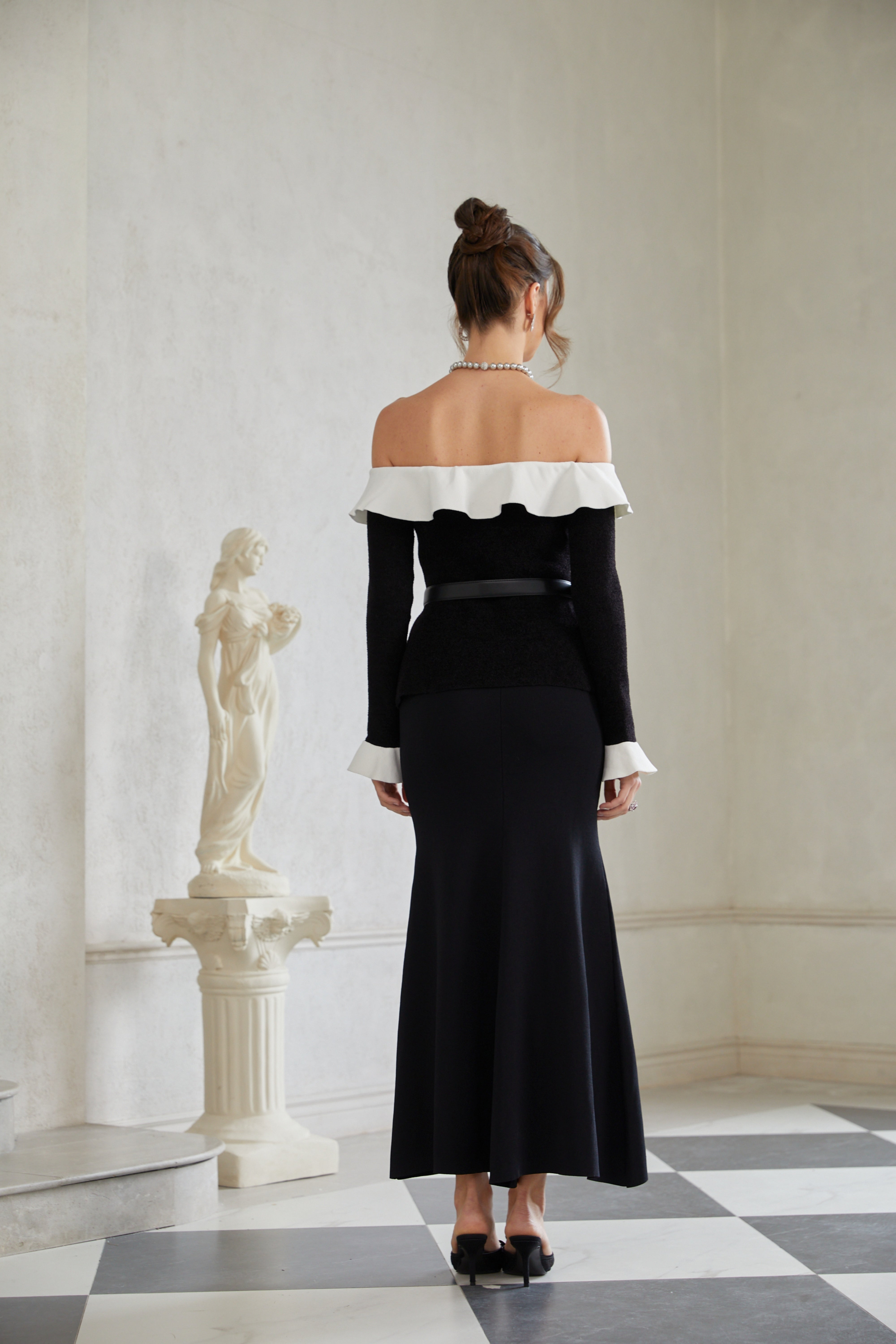 Giorgia Schwarzes Maxikleid aus Strick mit Rüschenbesatz