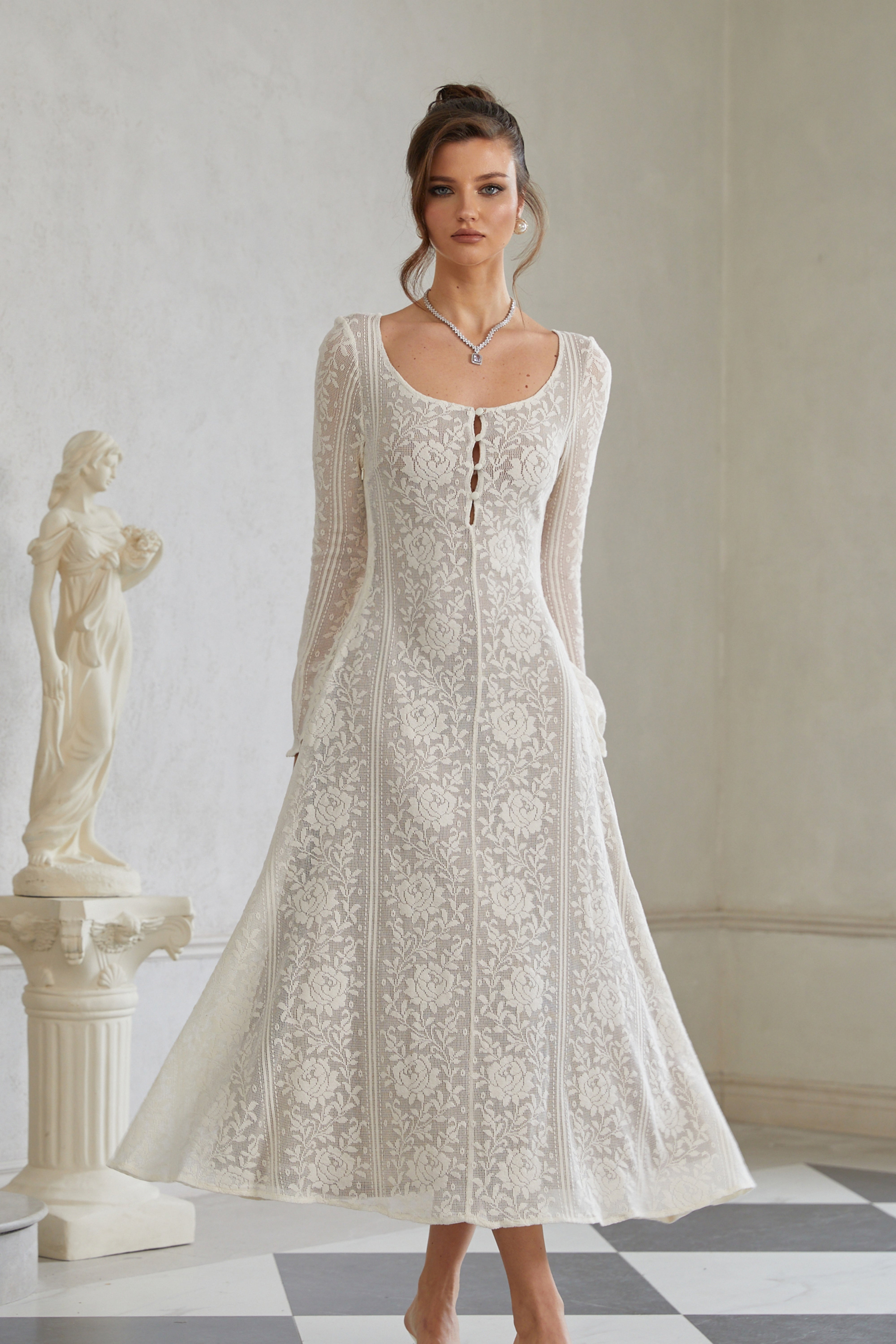 Weißes, ausgestelltes Midikleid aus Häkelstrick von Céline