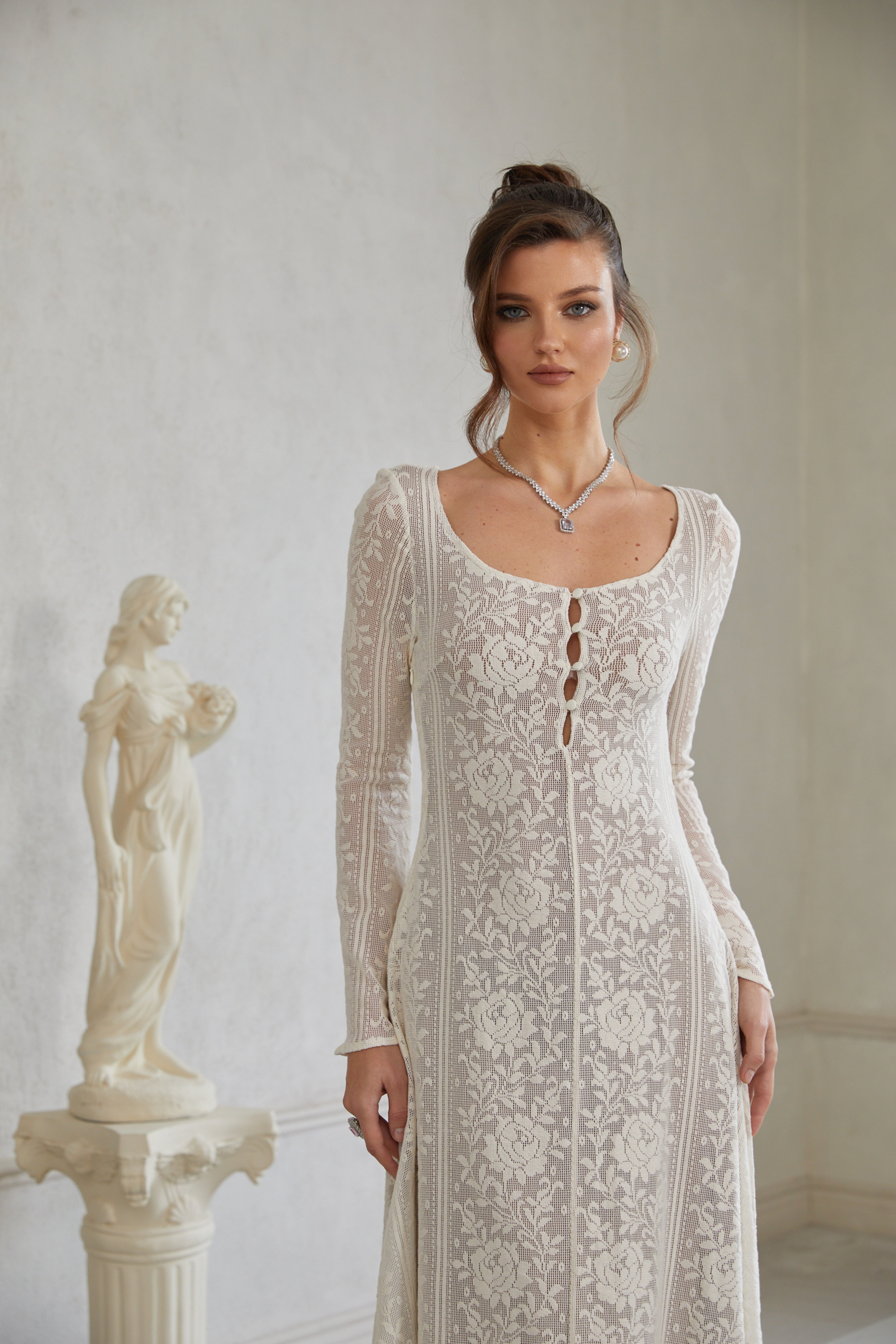 Weißes, ausgestelltes Midikleid aus Häkelstrick von Céline