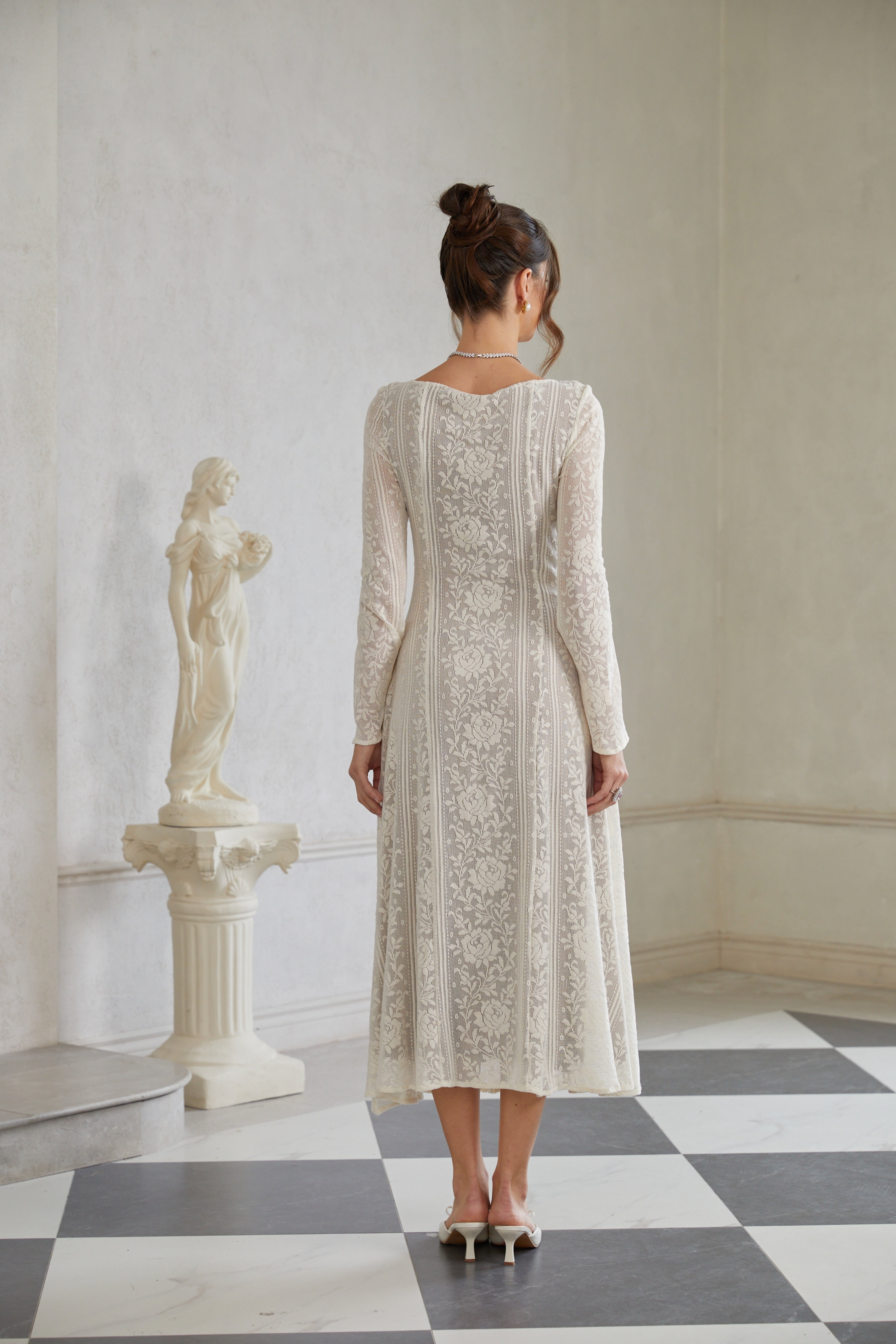 Weißes, ausgestelltes Midikleid aus Häkelstrick von Céline