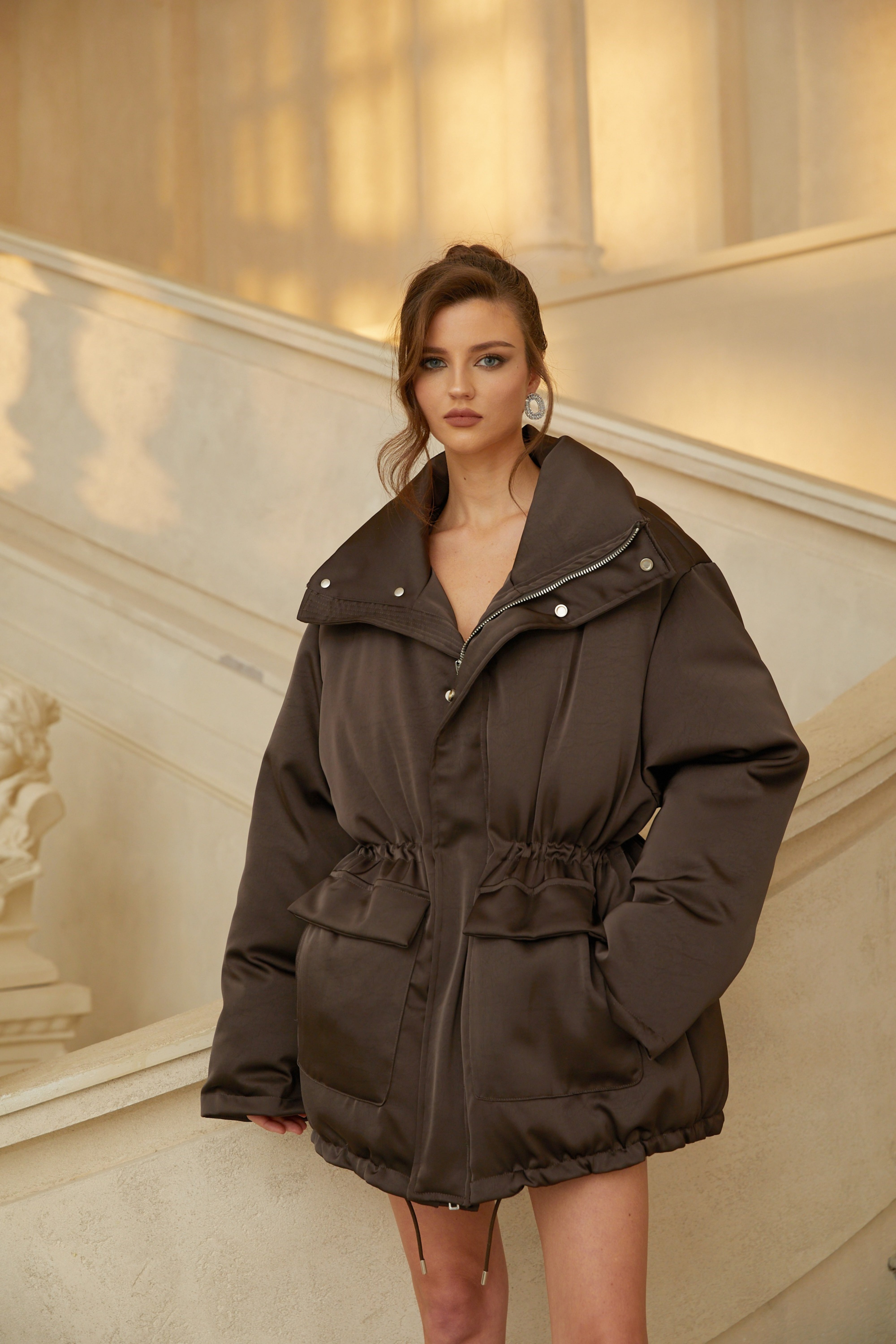 سترة فريا براون المنتفخة ذات الخصر المحكم