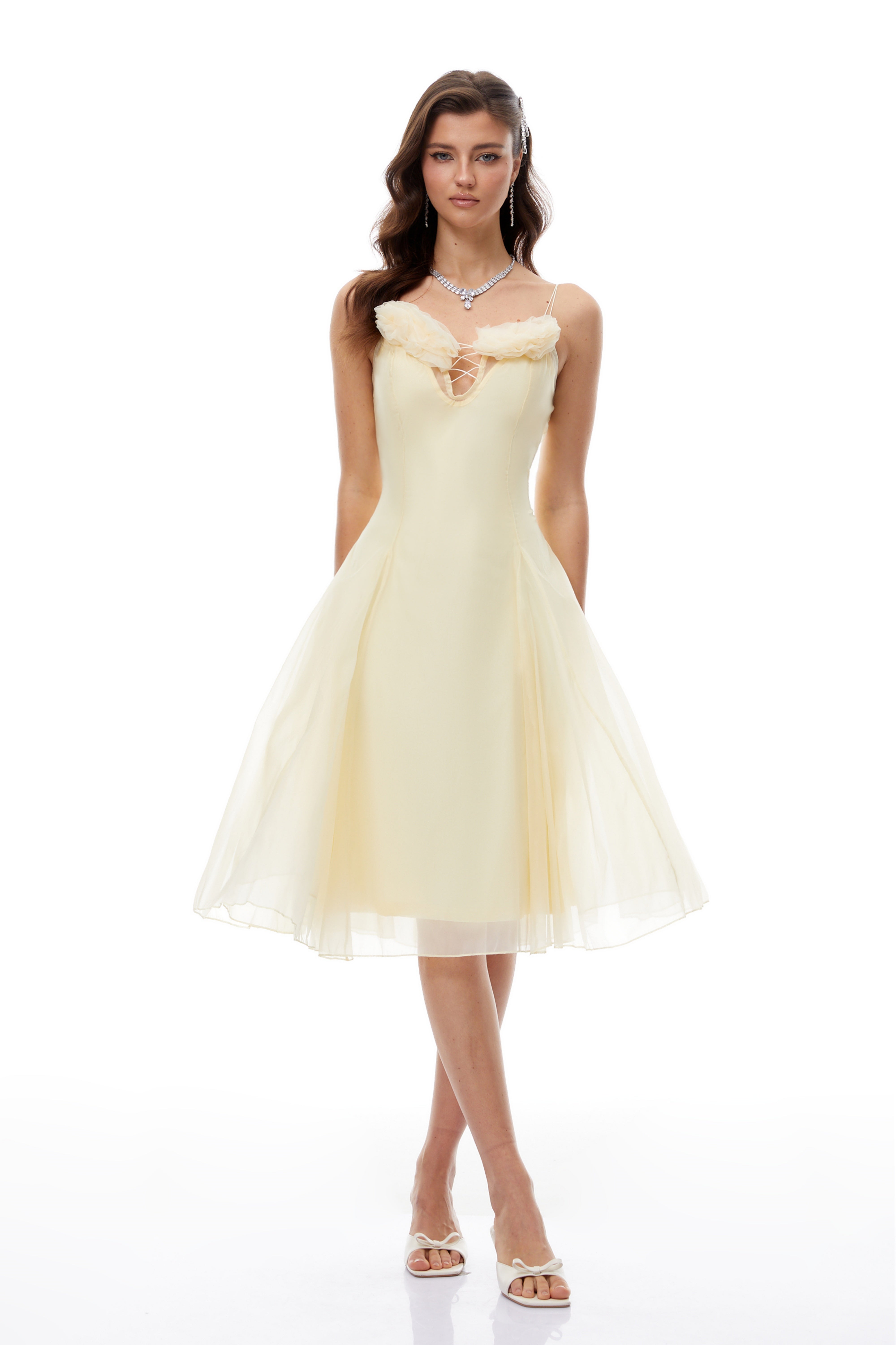 Melanie – Schulterfreies Maxikleid mit Stickerei in Neutraltönen