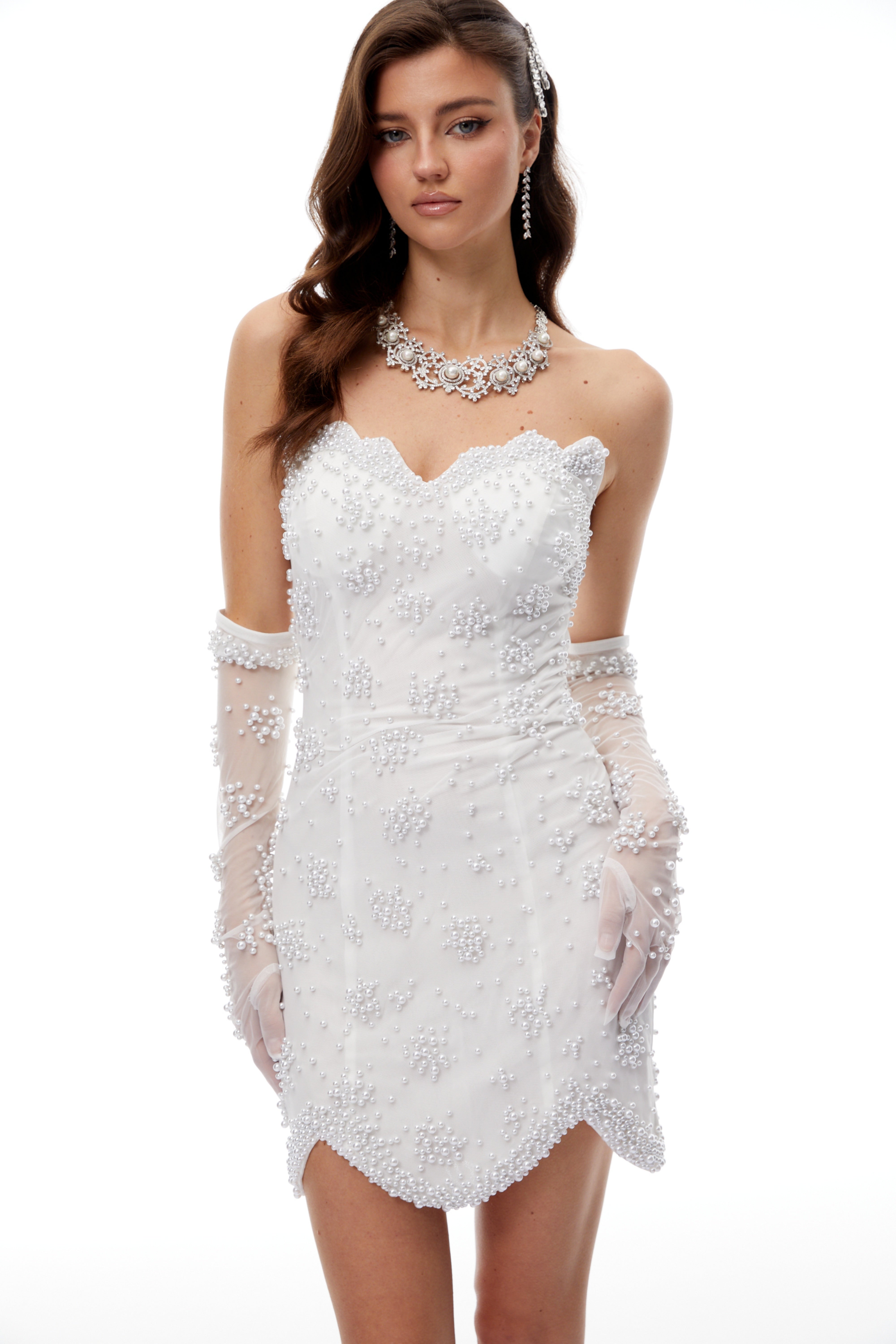 فستان زانثي الأبيض القصير بدون حمالات مزين باللؤلؤ