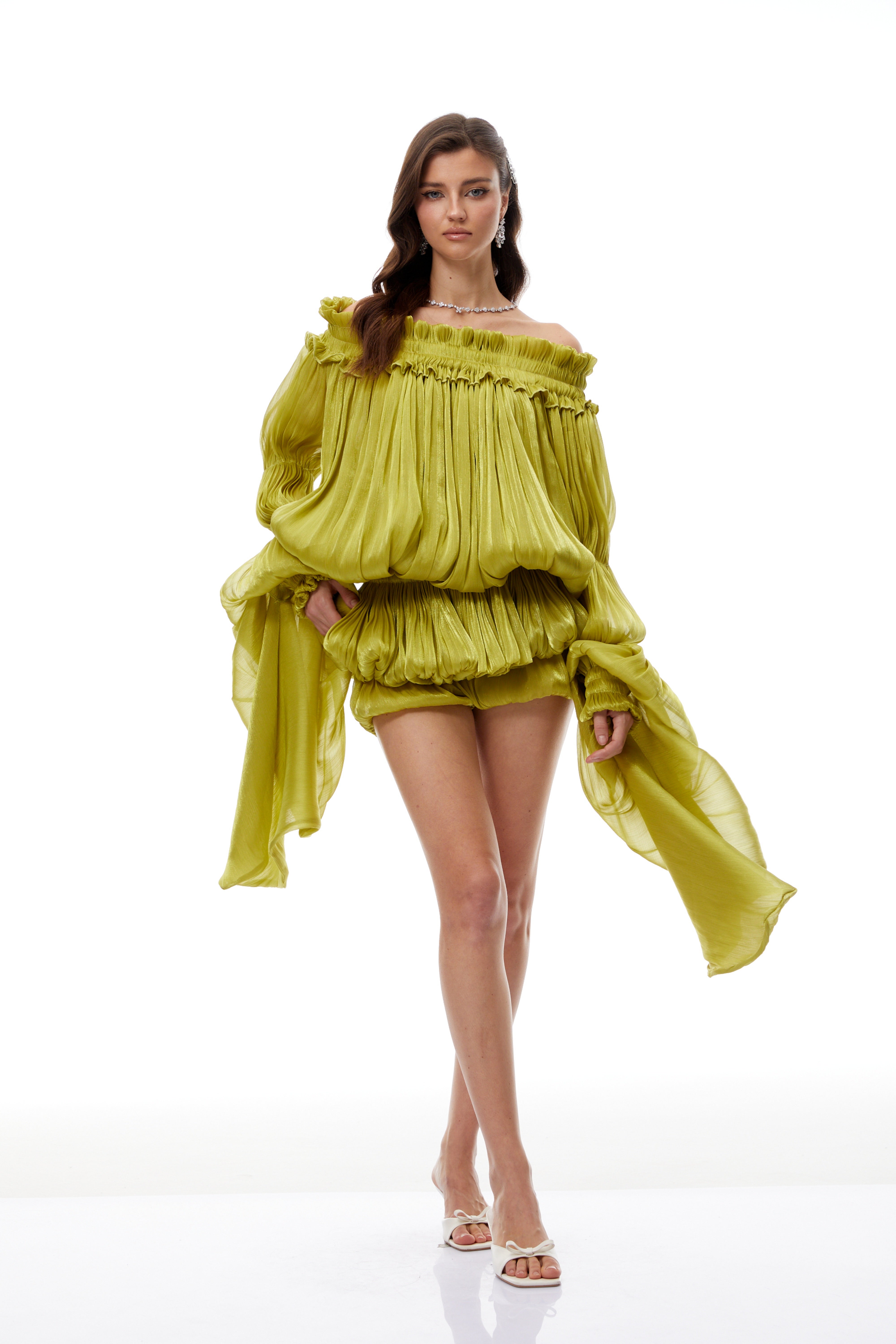 فستان مارشيا جرين القصير اللامع المكشوف الكتفين