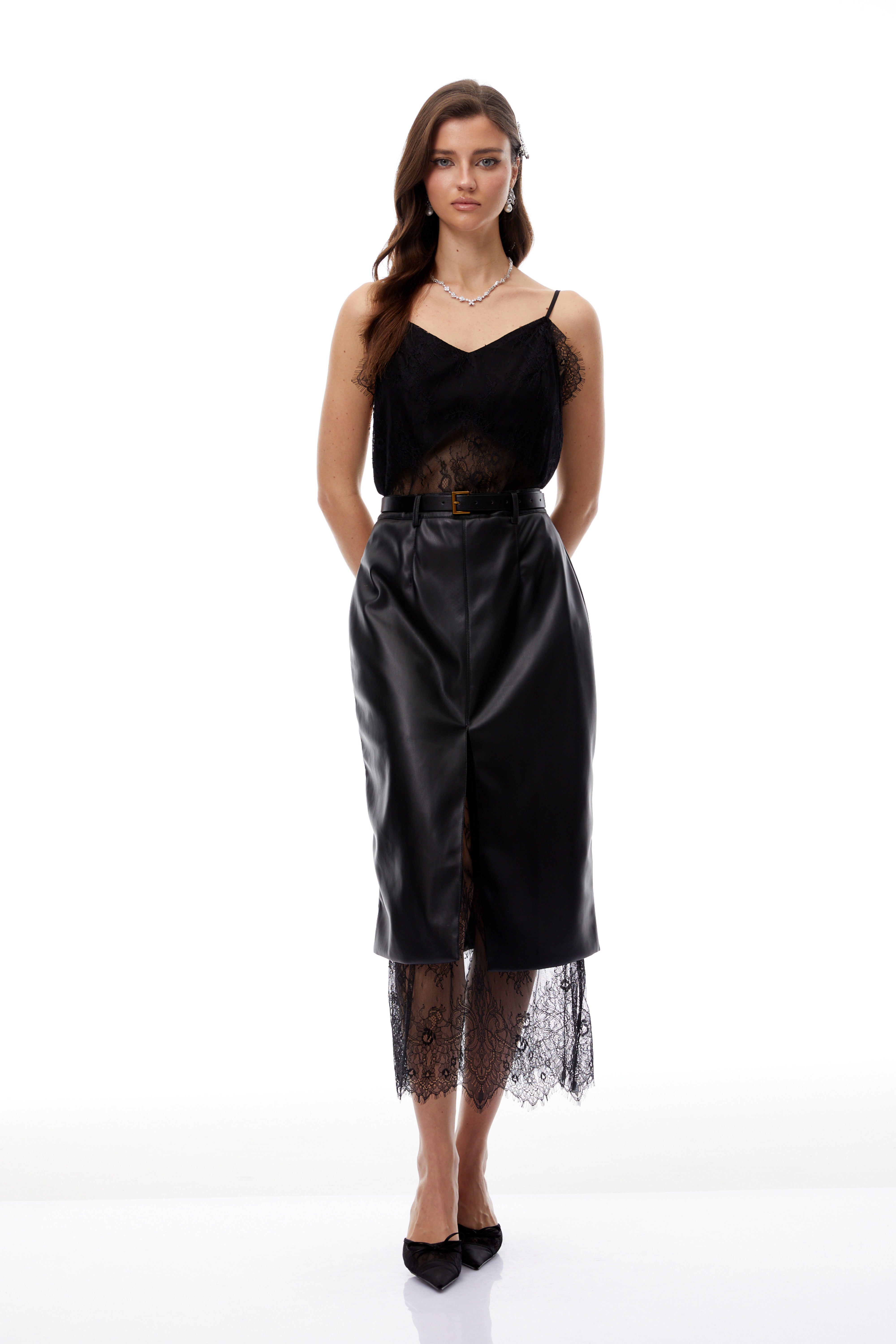 فستان ديبي ميدي من الجلد الأسود مع لوحة من الدانتيل