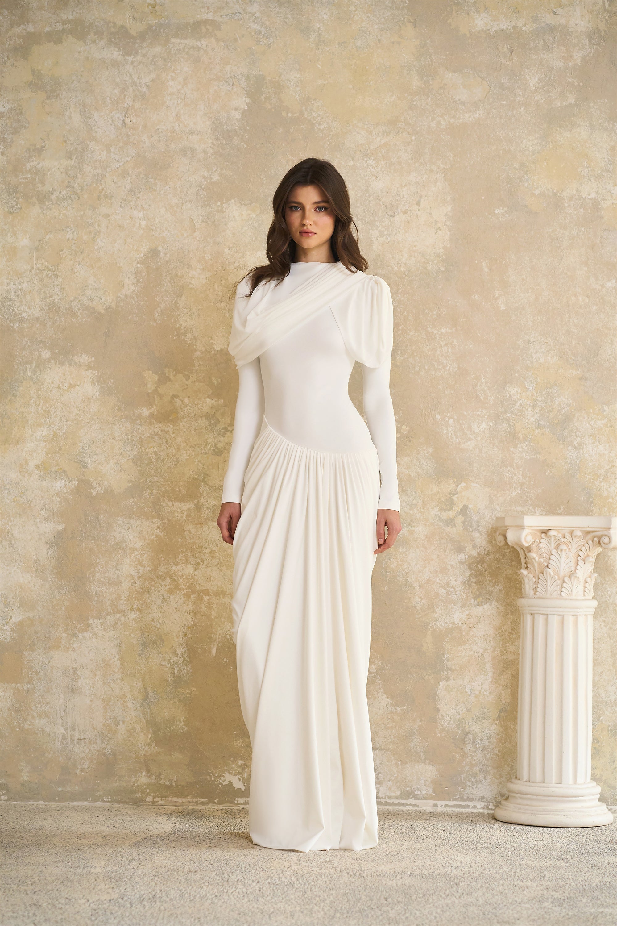 فستان كاثرين ماكسي مطوي غير متماثل باللون الأبيض