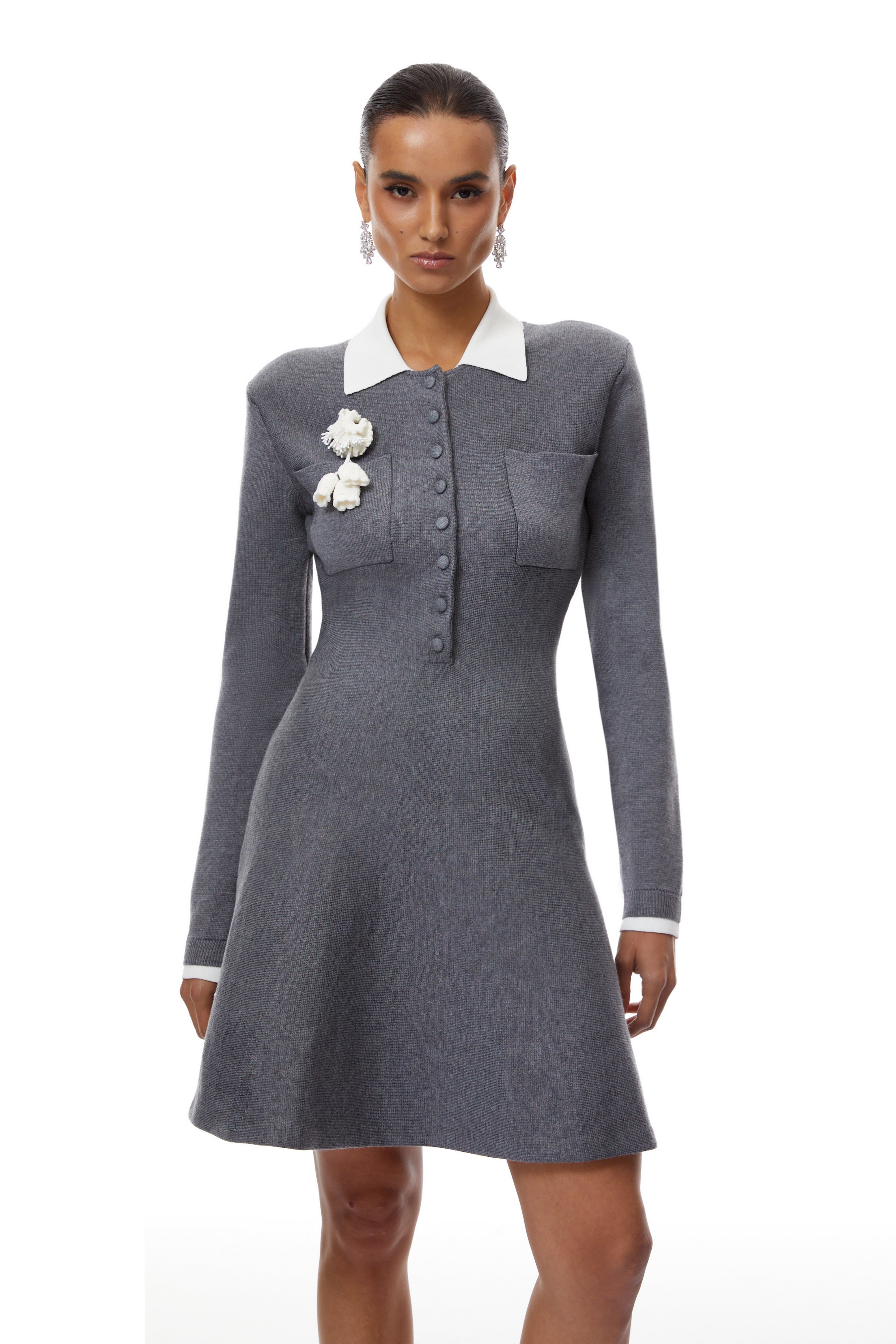 فستان قصير من قماش بتلات الزهور الرمادية من كلوتيلد