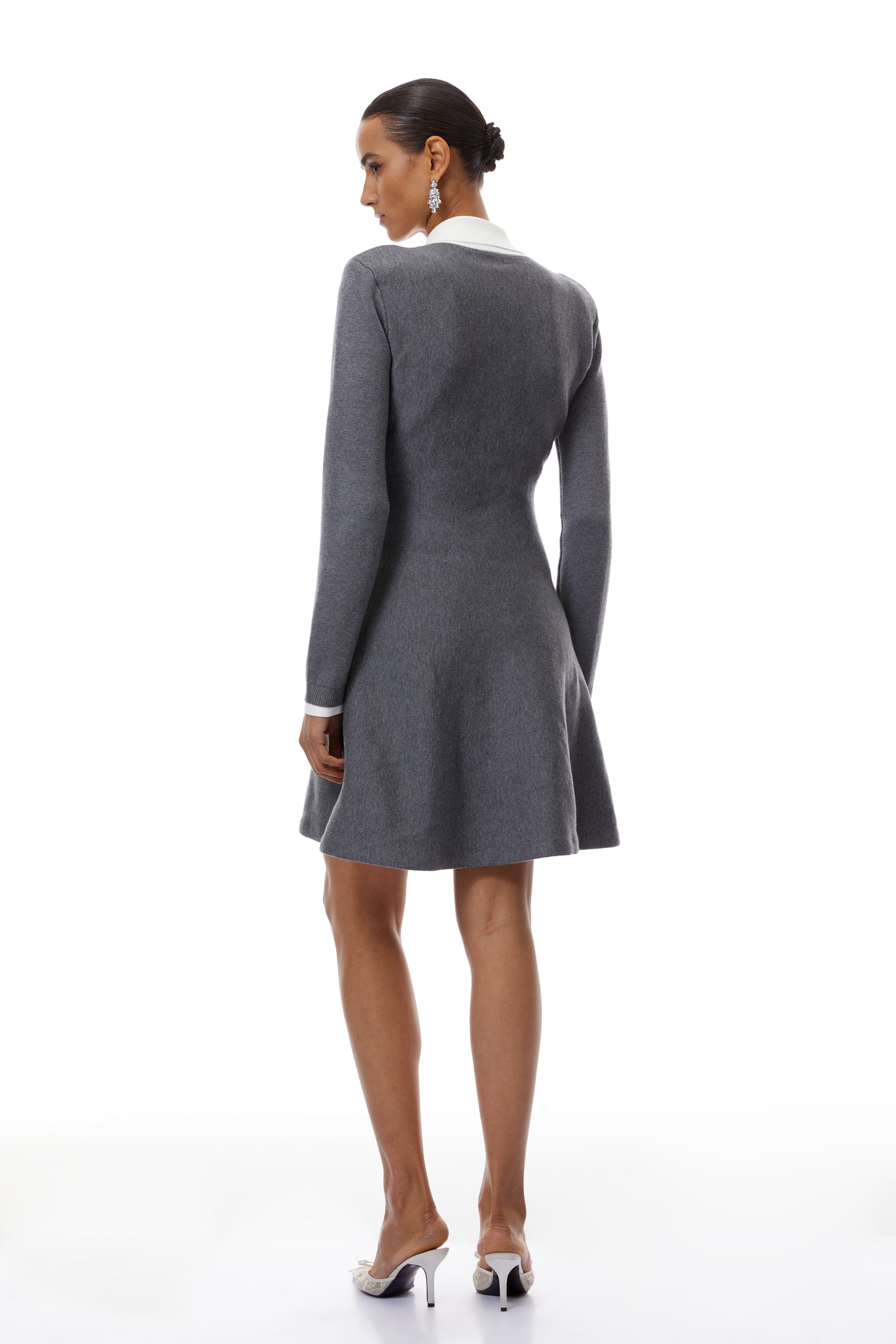 فستان قصير من قماش بتلات الزهور الرمادية من كلوتيلد