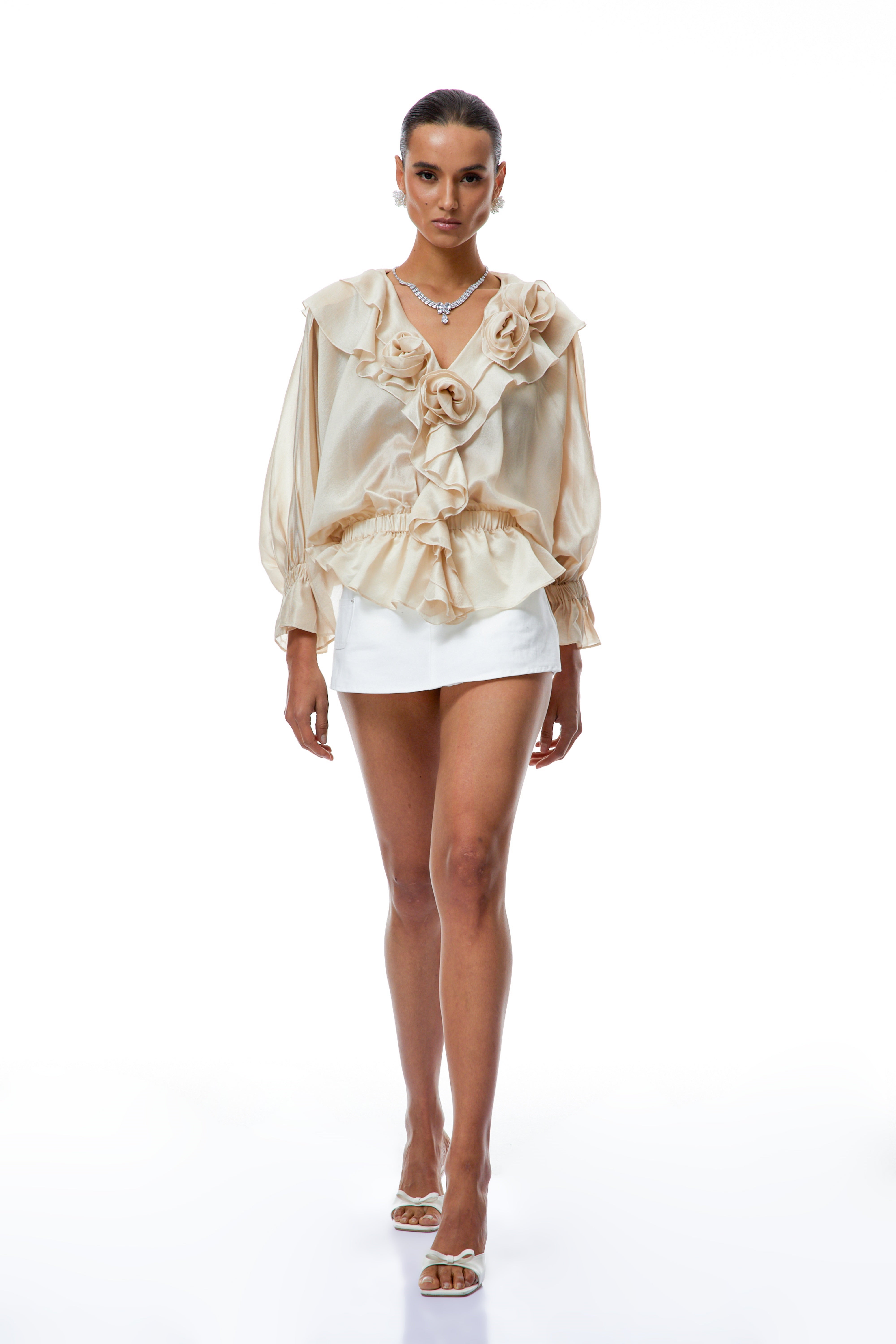 بلوزة أوريلي المحايدة ذات الكشكشة ثلاثية الأبعاد