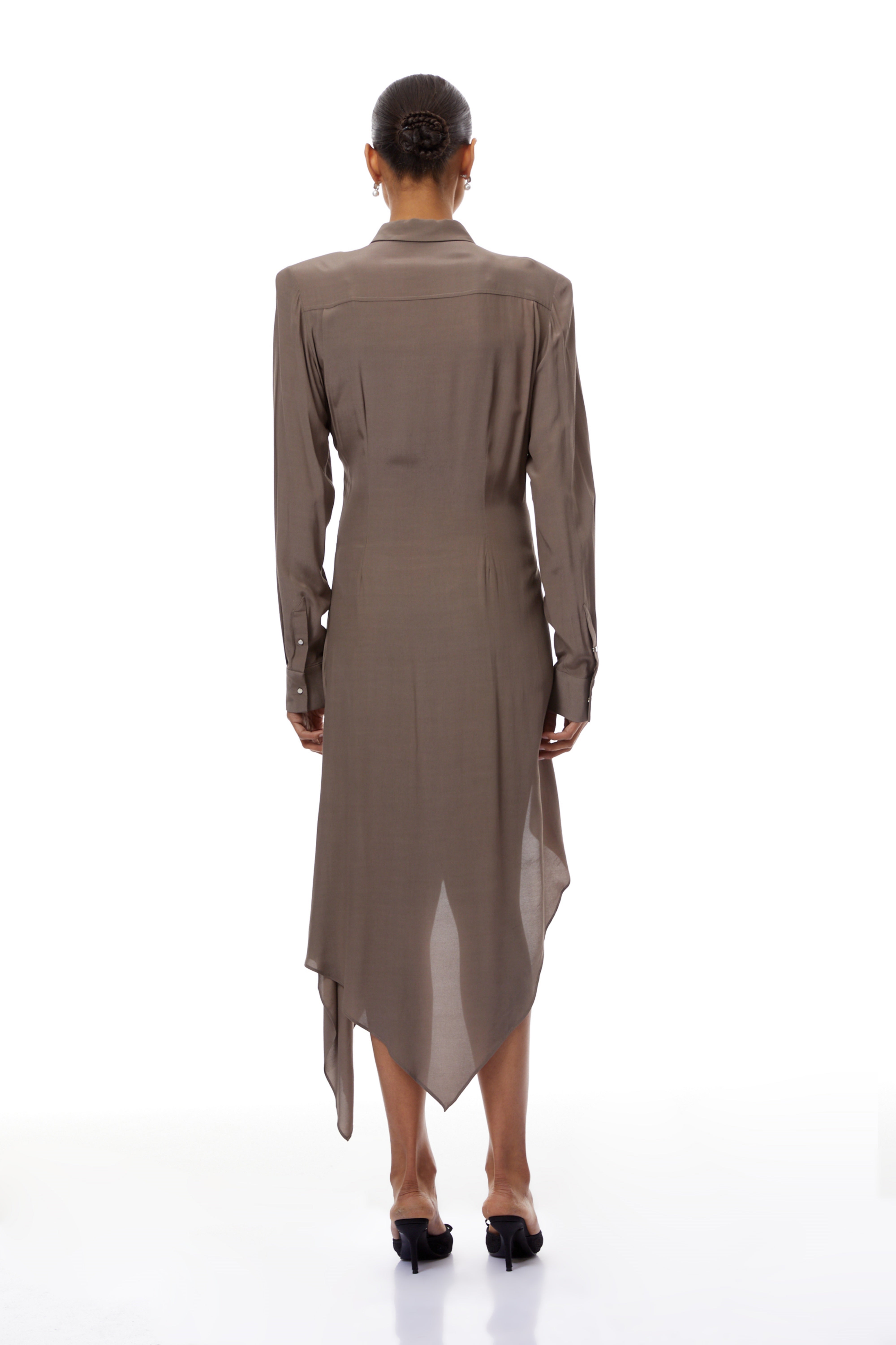 فستان روبرتا براون متوسط الطول غير متماثل ومكشكش