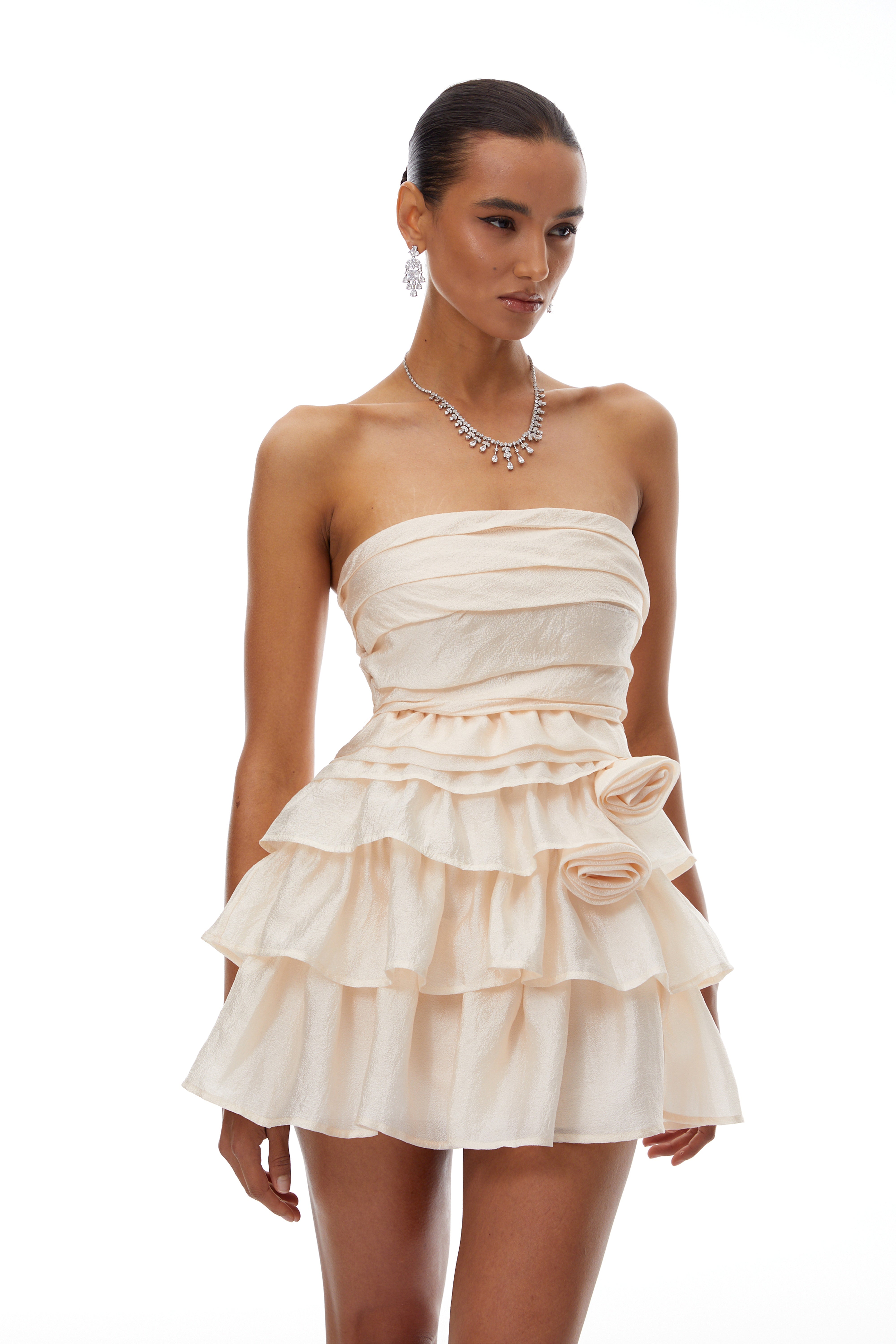 Vilja Neutrales Minikleid mit Rüschendetails und Stufenrock