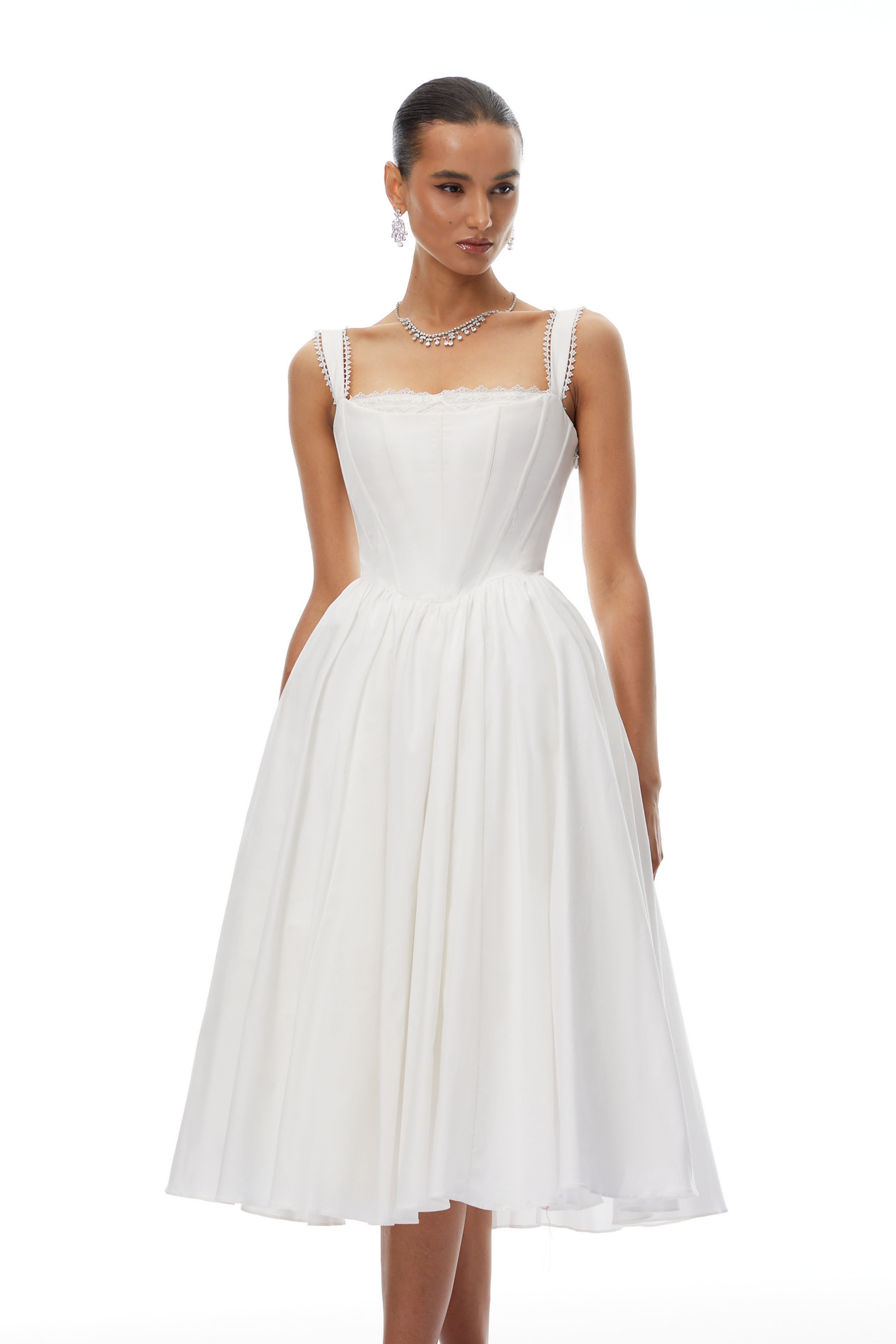 Béatrice Weißes Midikleid mit Korsett und Spitzenbesatz